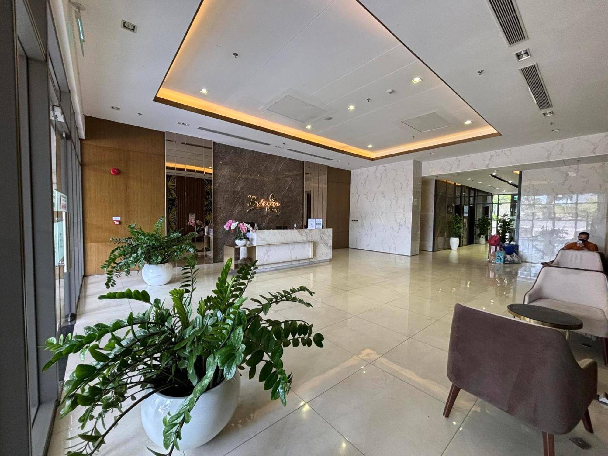 Happy House - Saigon Airport *