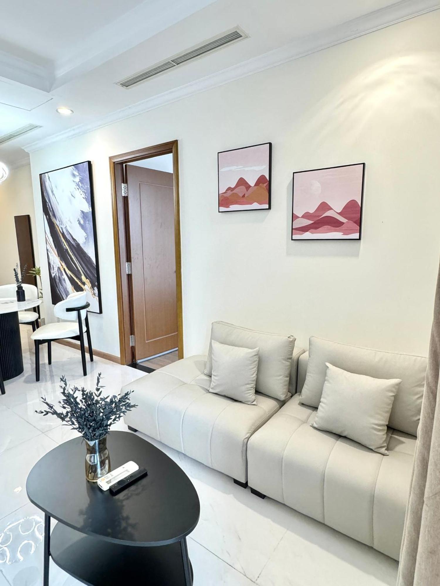 Landmark Luxury - Luna