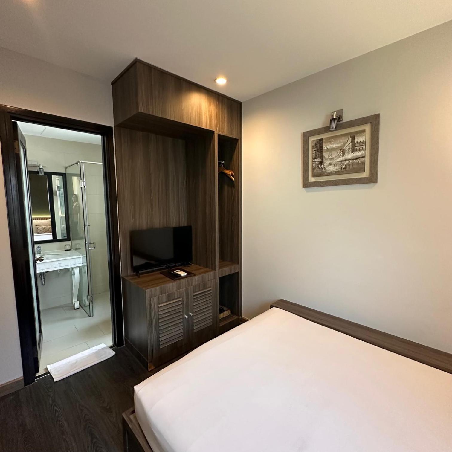 Iris Saigon Khách sạn 3*