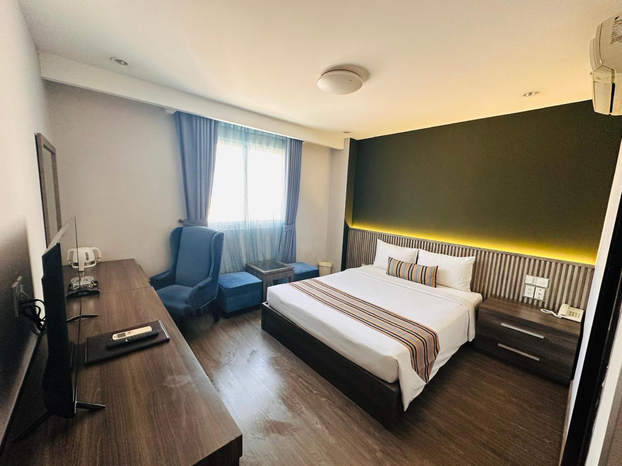 Iris Saigon Khách sạn 3*