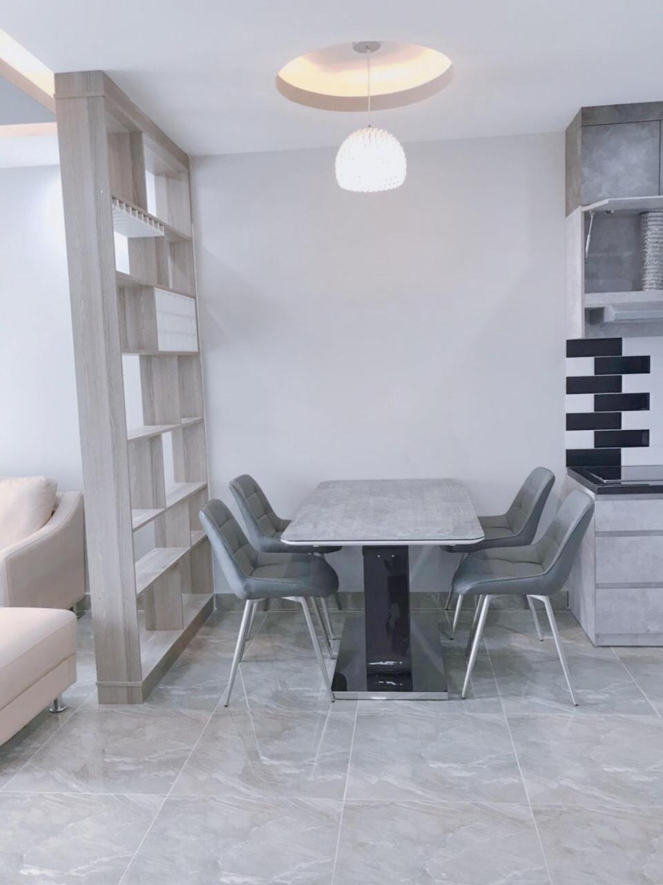Ho 1 Phong Sang Trong , Hien Dai Sunrise - Jennyhomes Apartment *