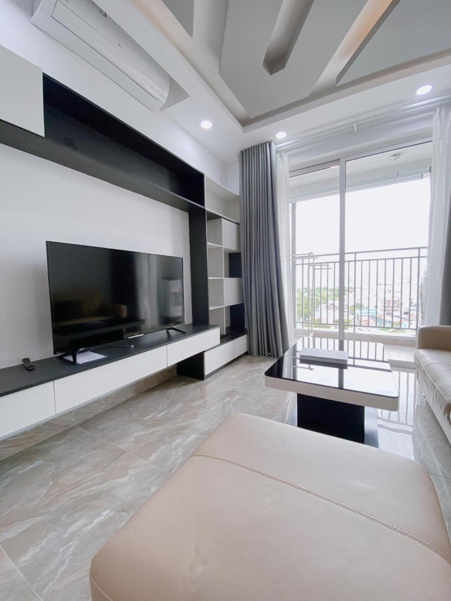 Ho 1 Phong Sang Trong , Hien Dai Sunrise - Jennyhomes Apartment