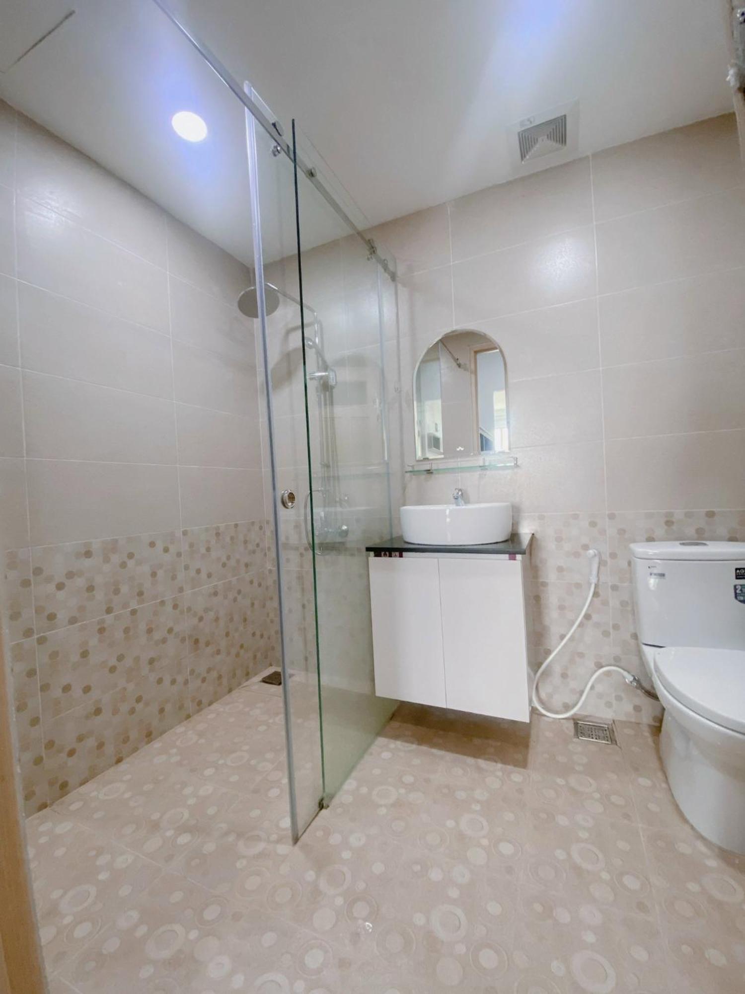 Ho 1 Phong Sang Trong , Hien Dai Sunrise - Jennyhomes Apartment *