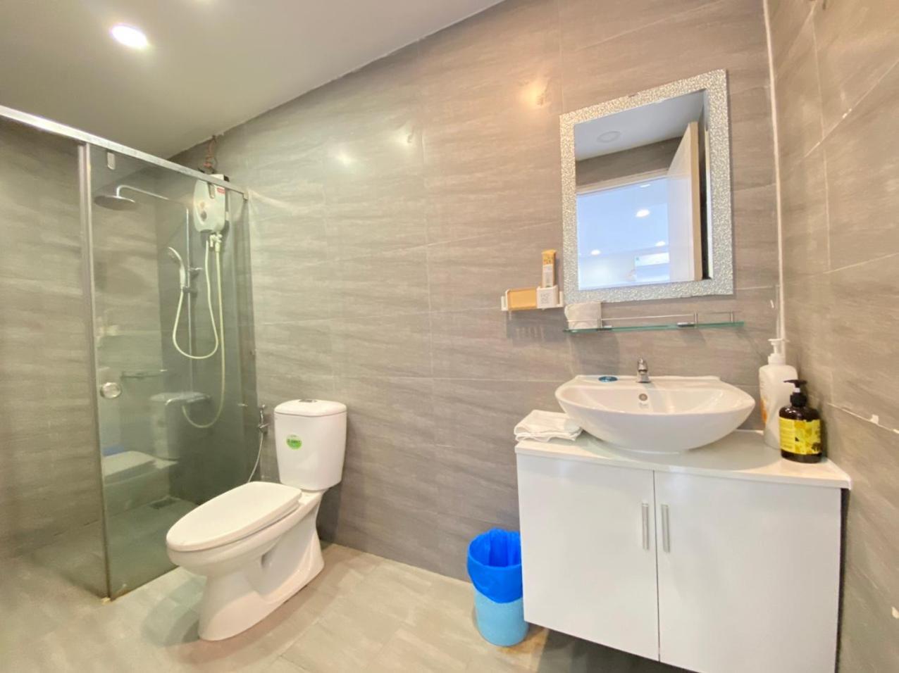 Ho 1 Phong Sang Trong , Hien Dai Sunrise - Jennyhomes Apartment *
