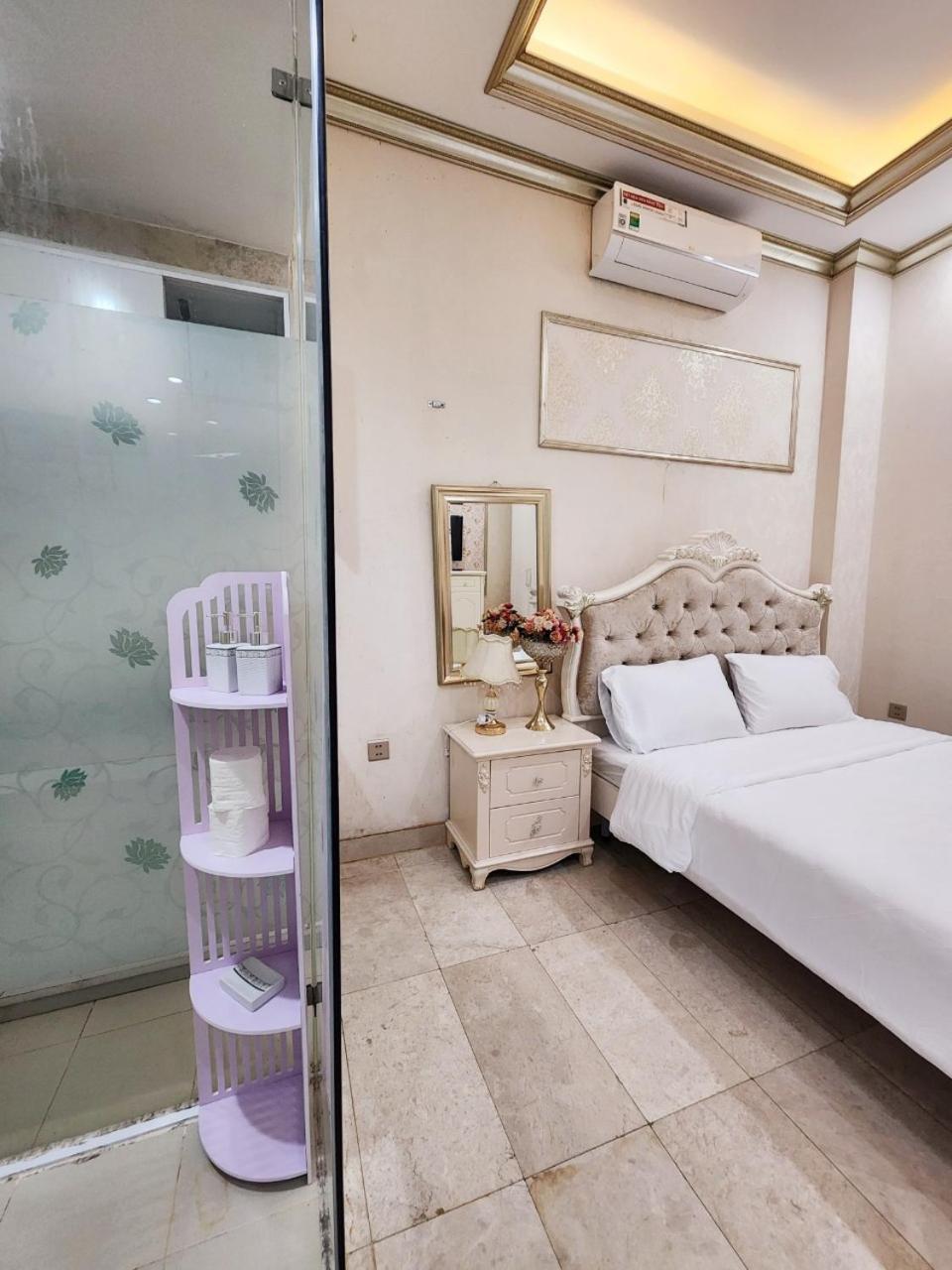 Khách sạn hẻo lánh F F House *