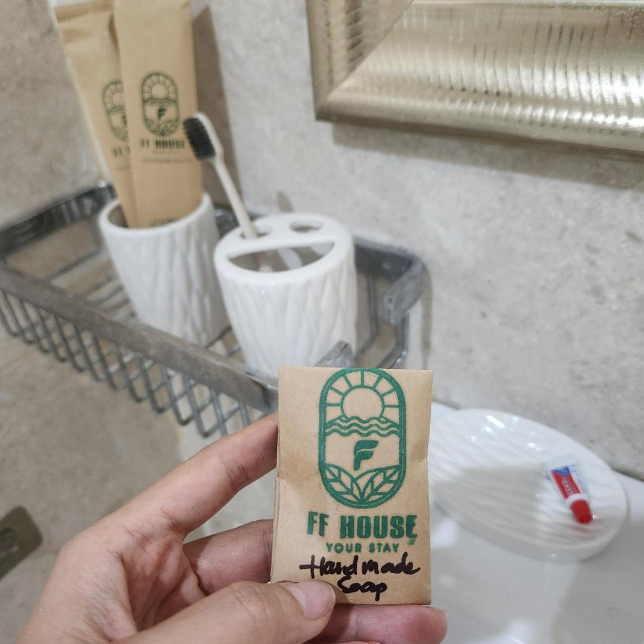 Khách sạn hẻo lánh F F House
