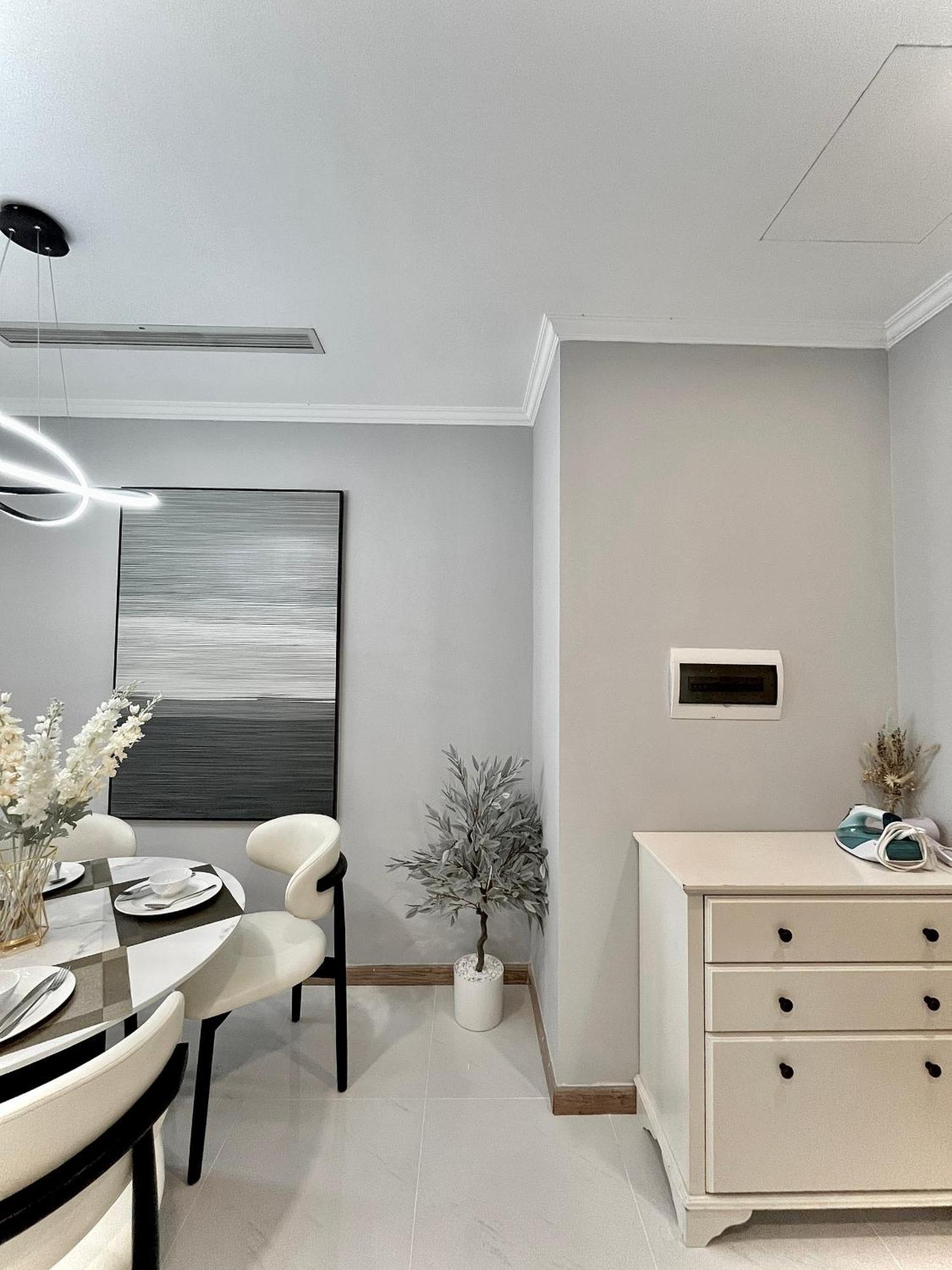 Landmark Luxury - Luna