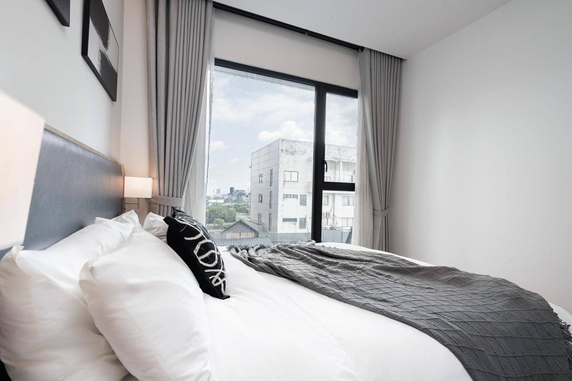 Modern District 1 2br&3br D1&zenity Outdoor Jacuzzi Pool Apartment