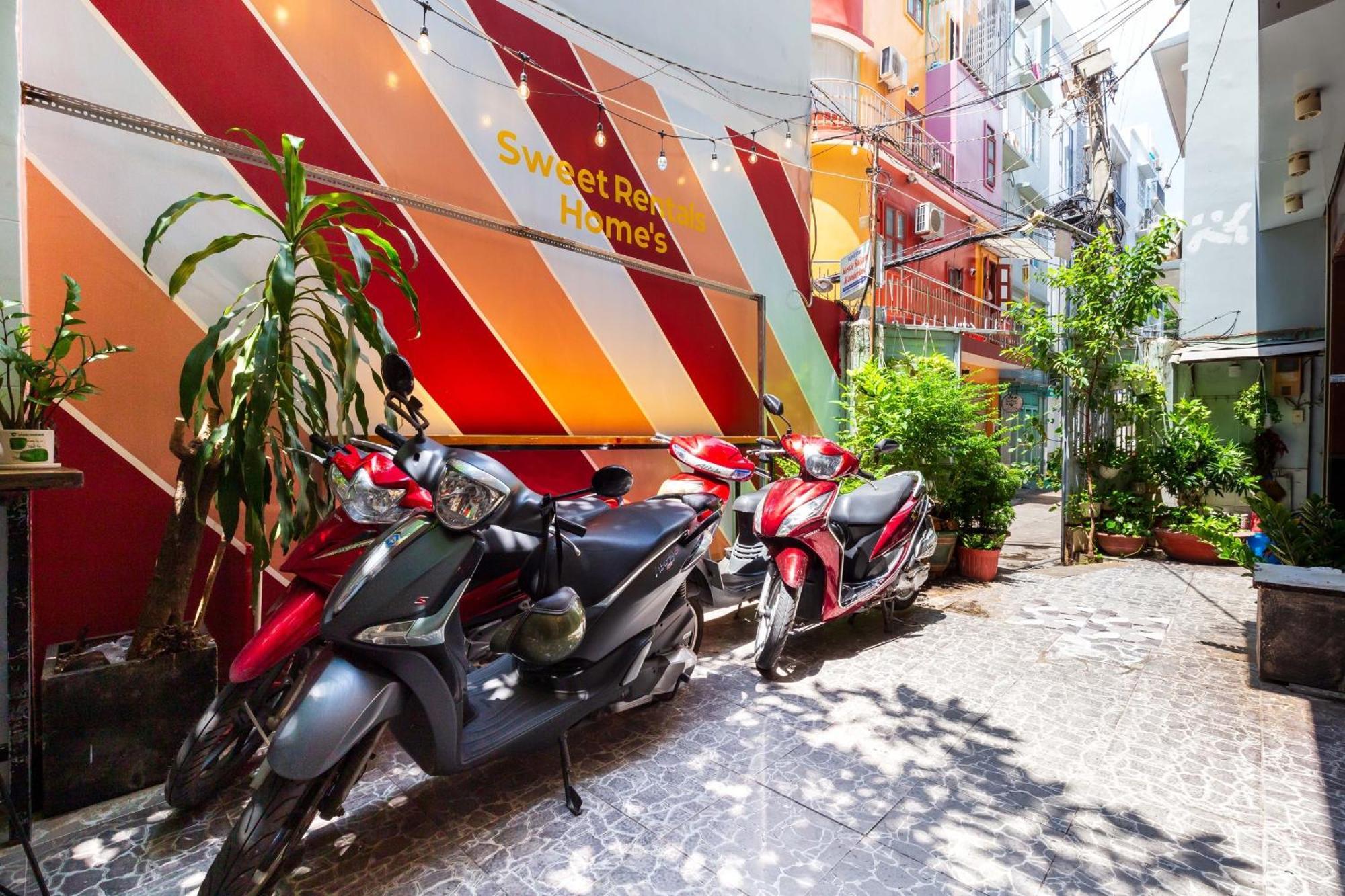 Sweet Homes - Netflix & Walkin To Bui Vien Bandar Ho Chi Minh
