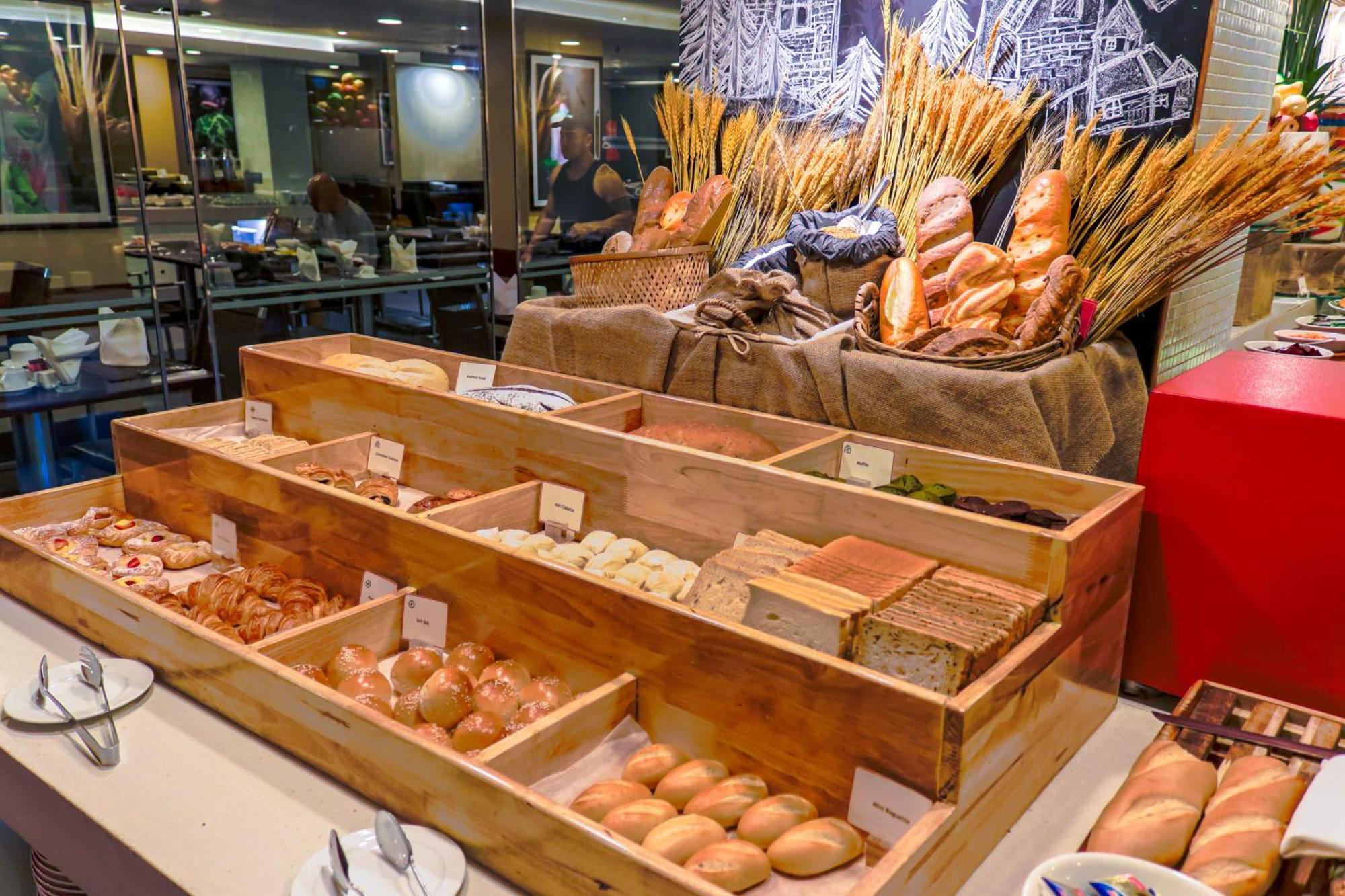 Eastin Grand Saigon Khách sạn