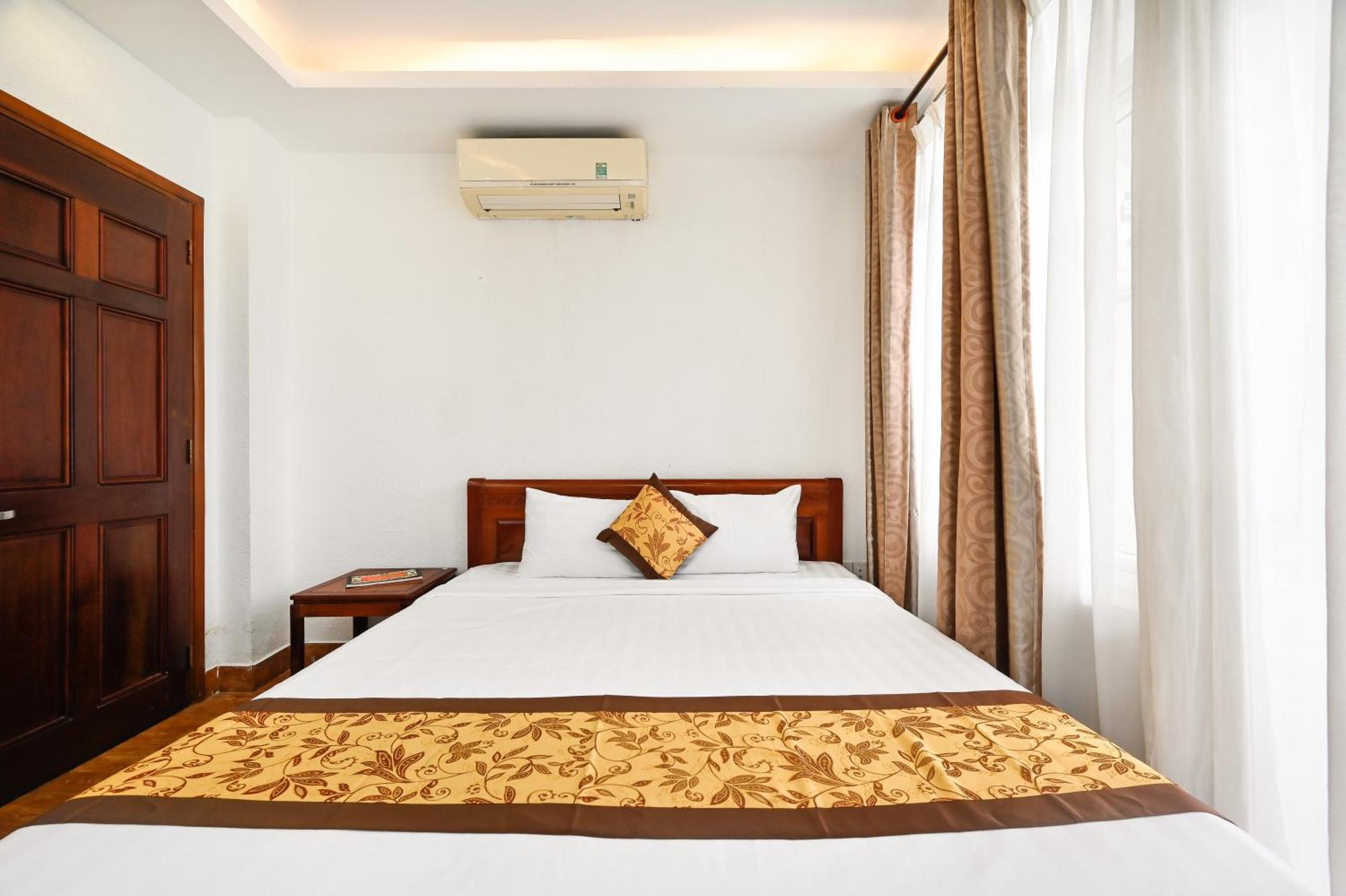 Queen Saigon Airport 3*