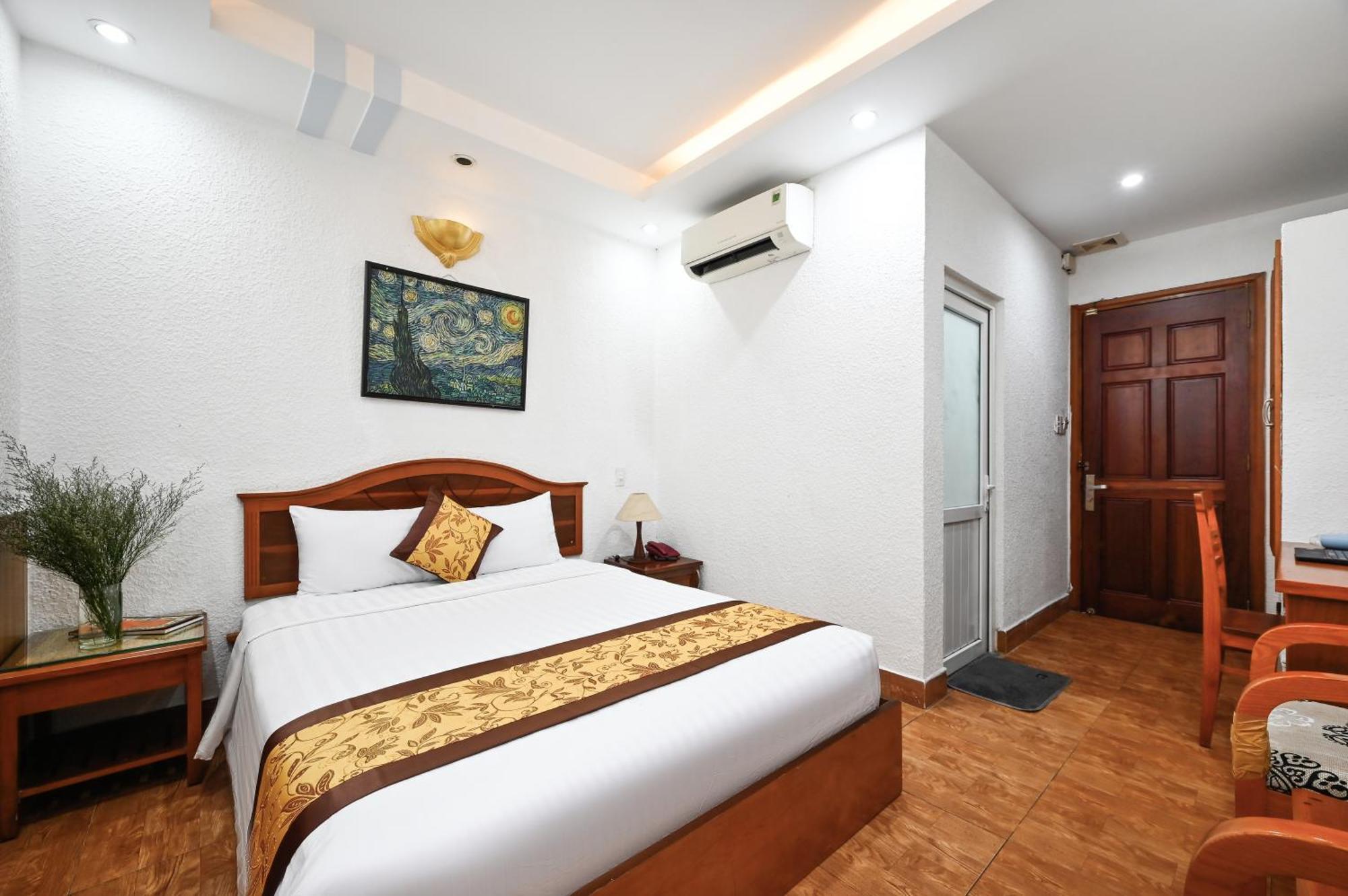 Queen Saigon Airport Hotel 3*