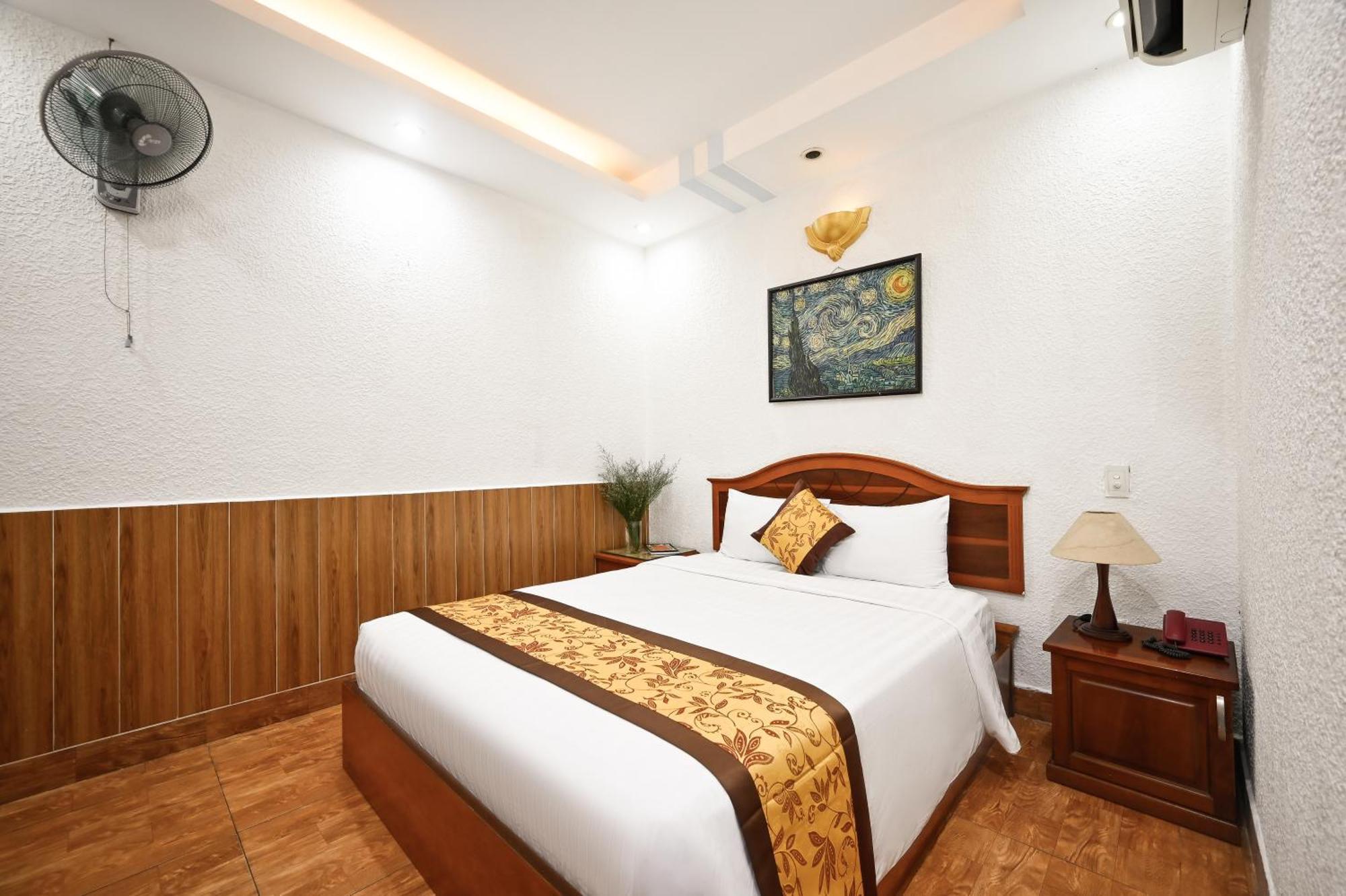 Queen Saigon Airport Hotel