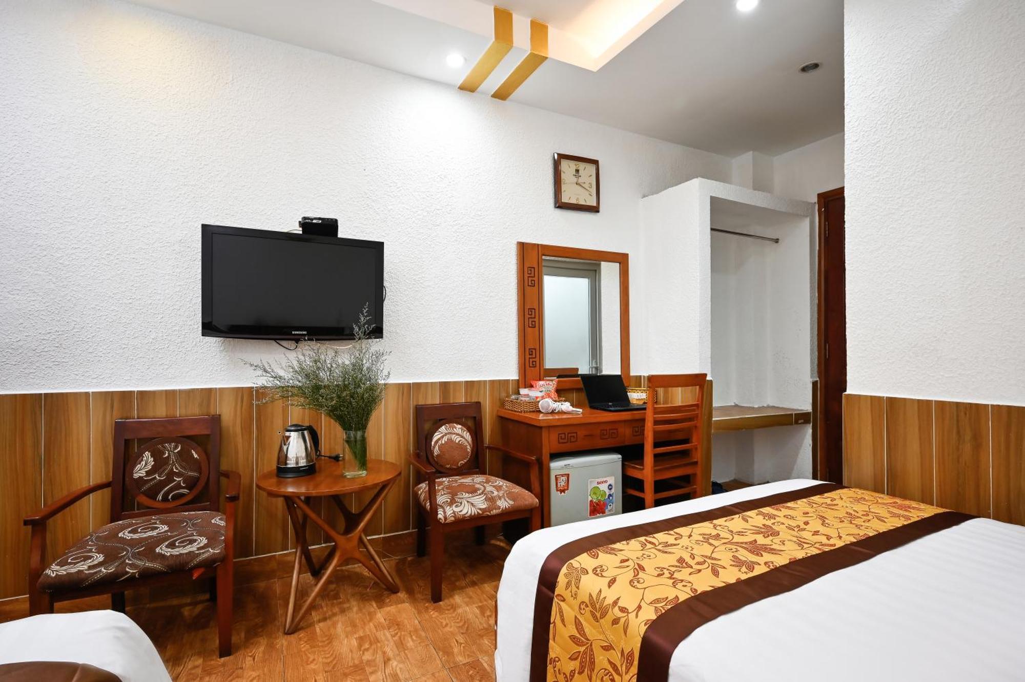 Hotel Queen Saigon Airport