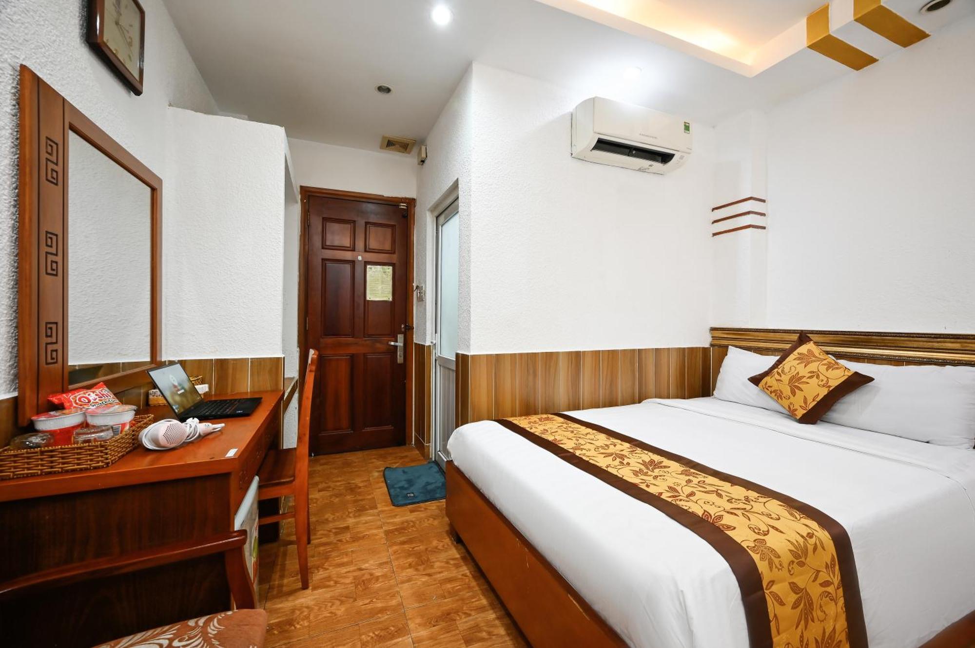 Khách sạn Queen Saigon Airport 3*