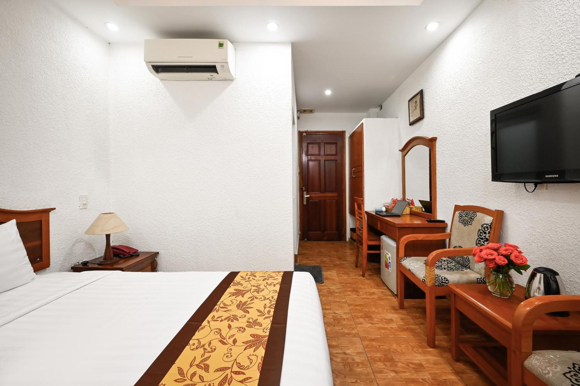 Queen Saigon Airport 3*