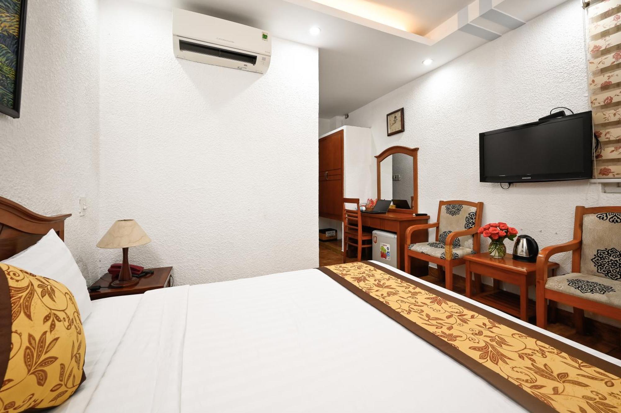 Queen Saigon Airport Hotel