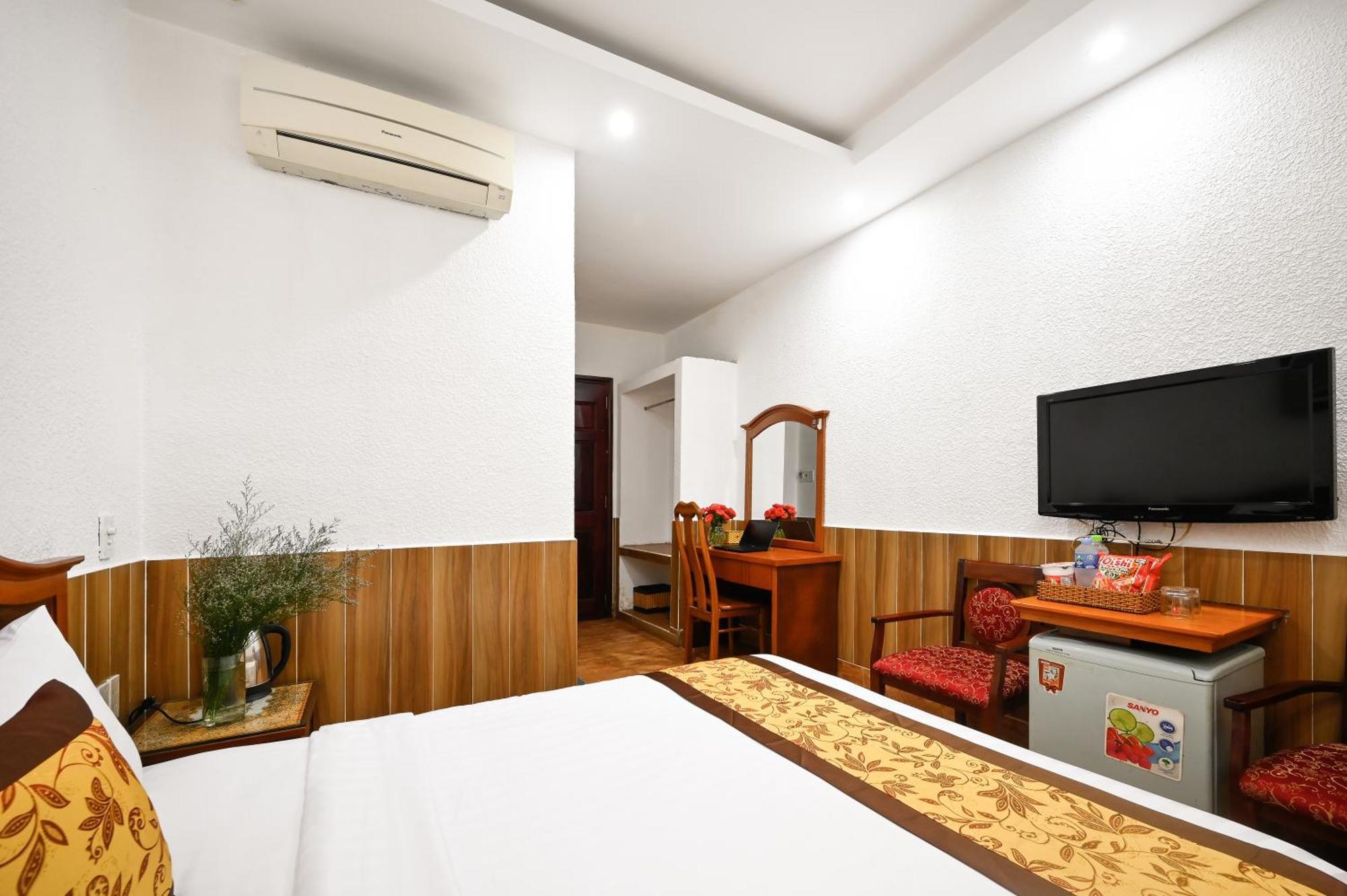 Hotel Queen Saigon Airport