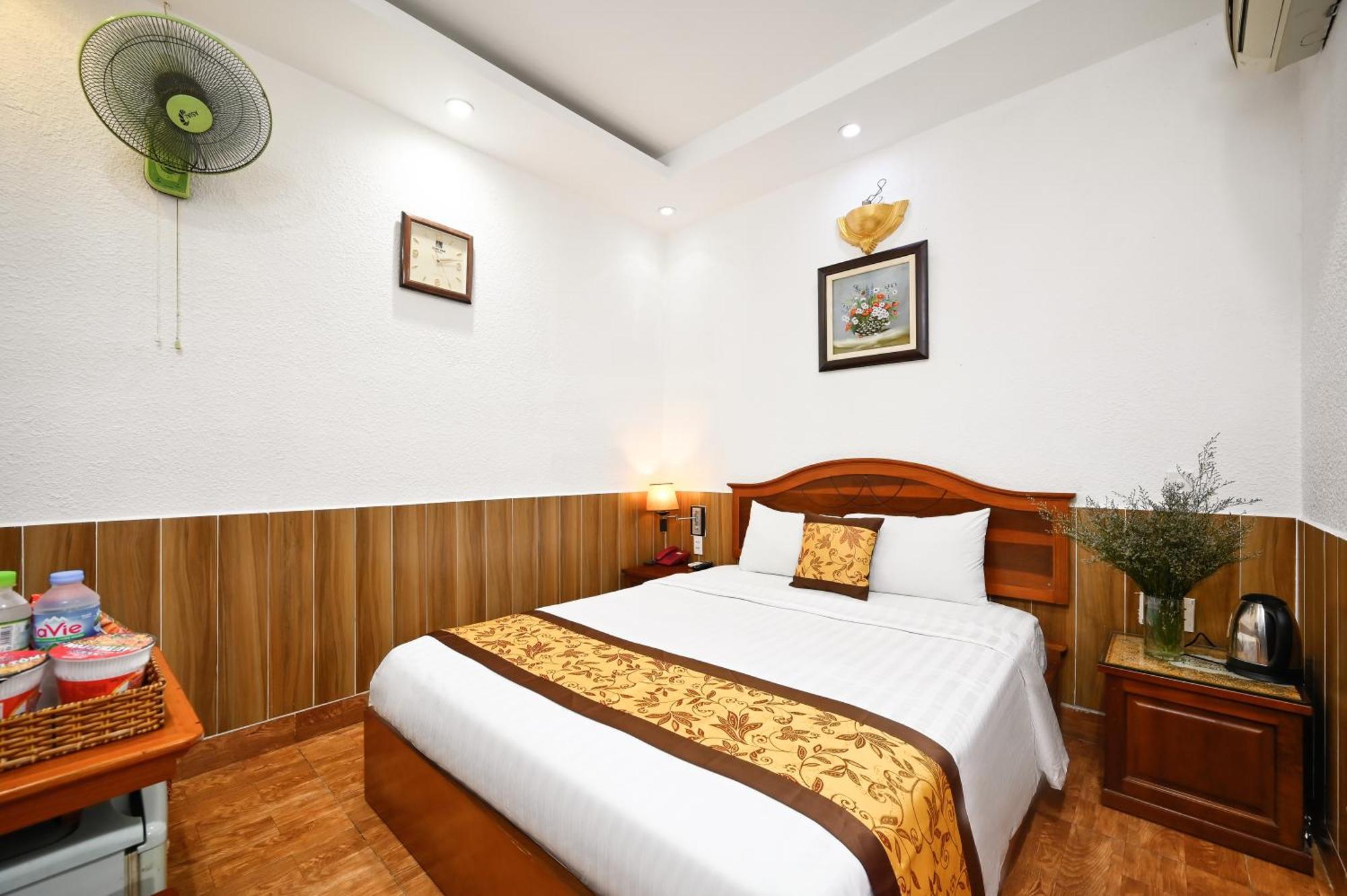Queen Saigon Airport Khách sạn 3*