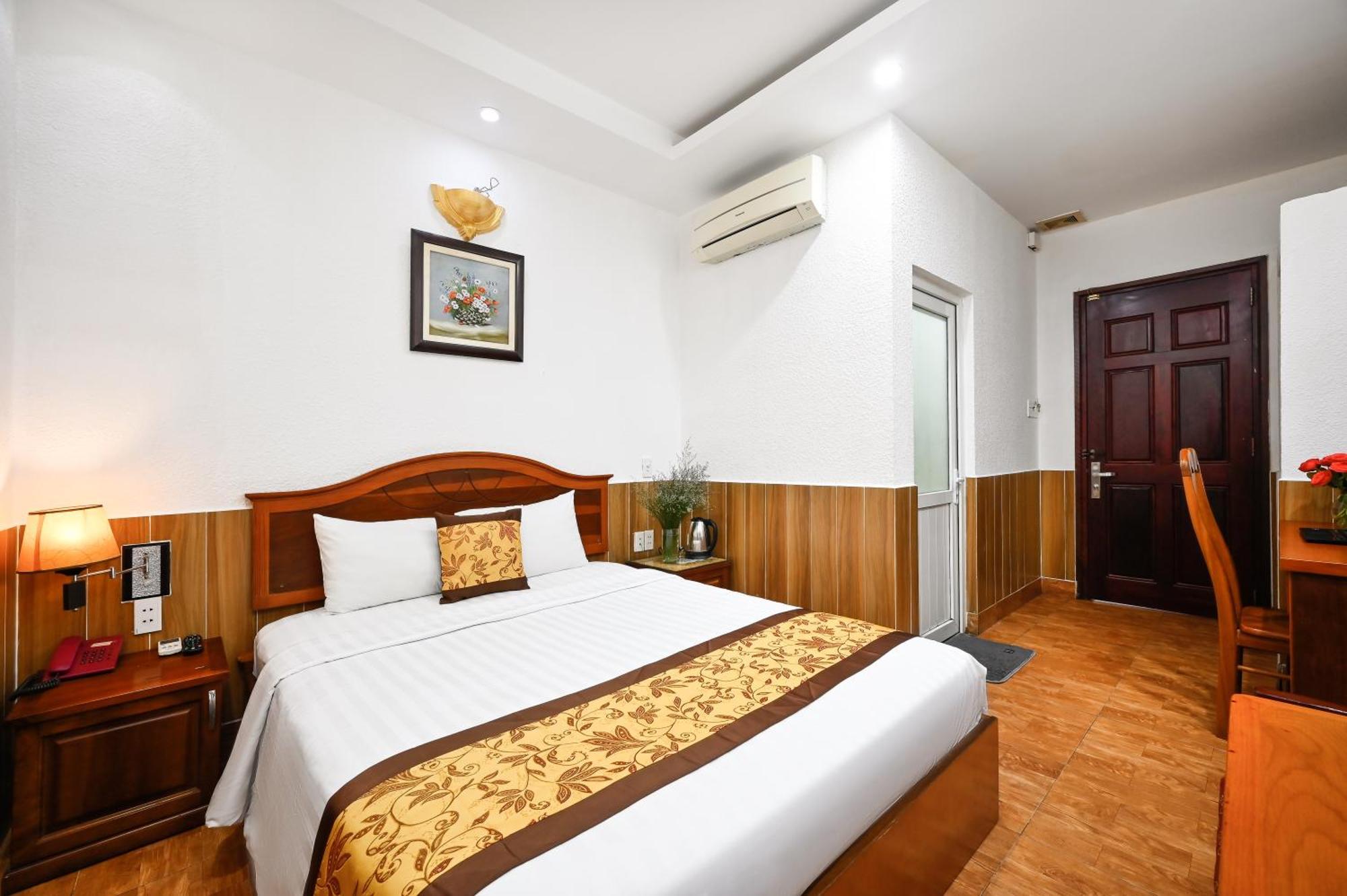Khách sạn Queen Saigon Airport 3*