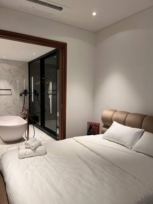 Metropole The Crest 3br D2 View 5 Quality * Ho Chi Minh City