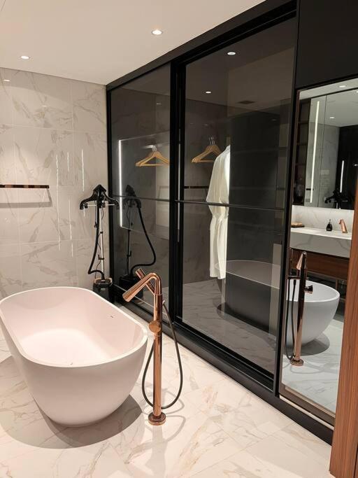 Apartment Metropole The Crest 3br D2 View 5 Quality Ho Chi Minh City