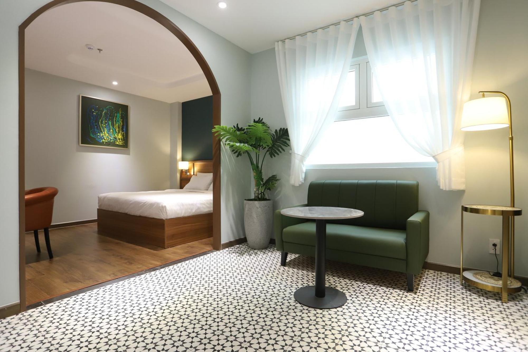 Hotel Lanura And Ho Chi Minh City