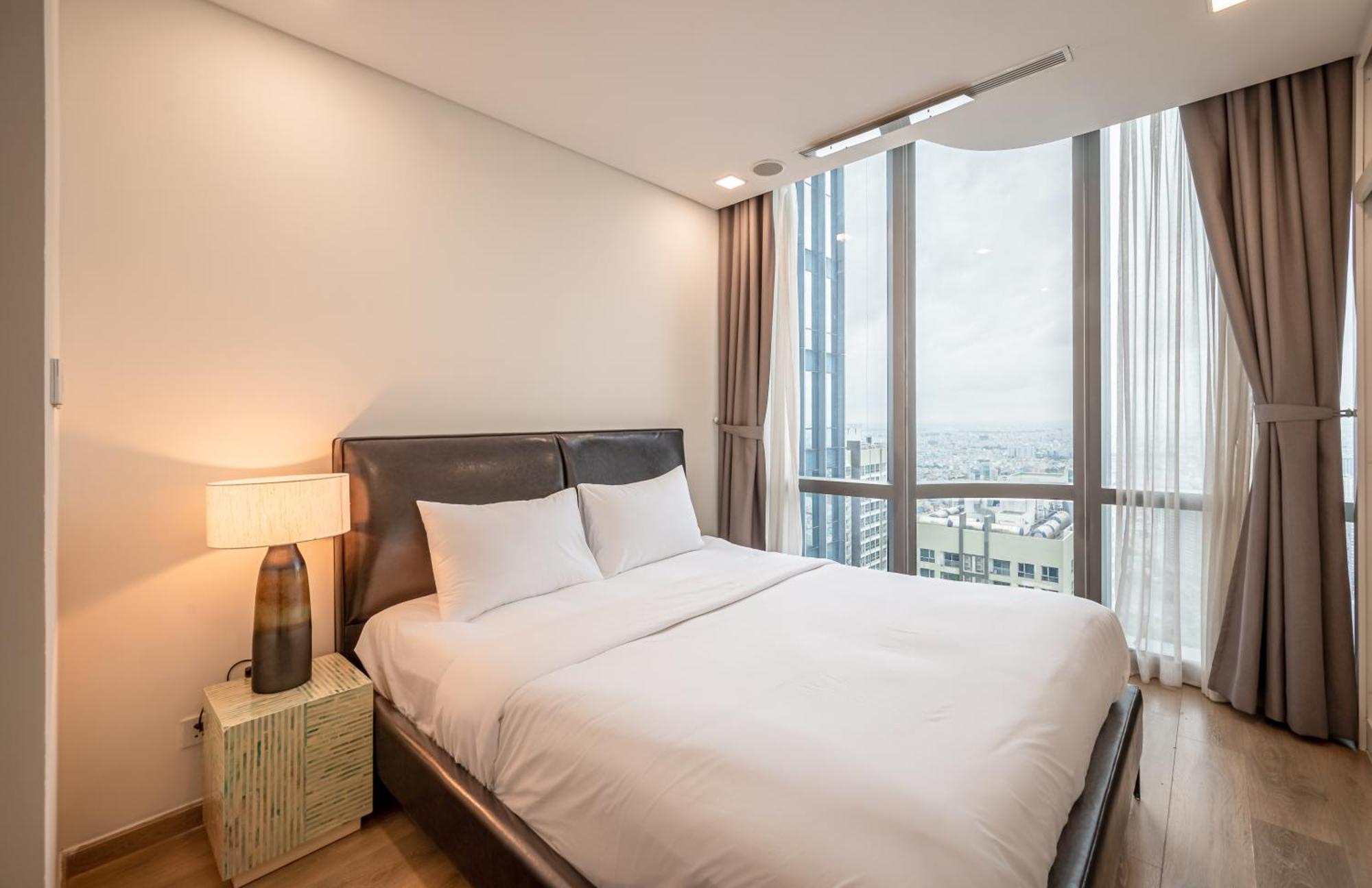 Isabelle Inside Landmark 81 Tower *