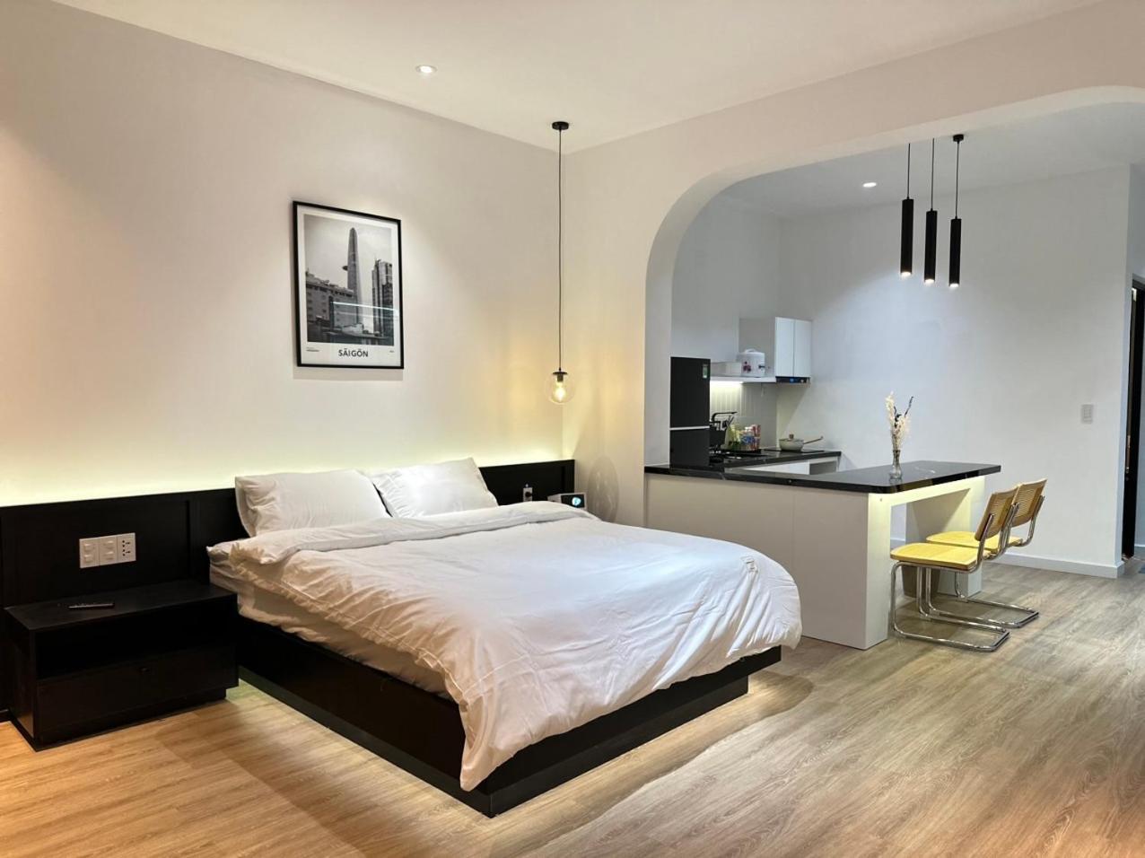 Ho Bon Tam, Ban Cong Doc Dao O Quan 10 Apartment