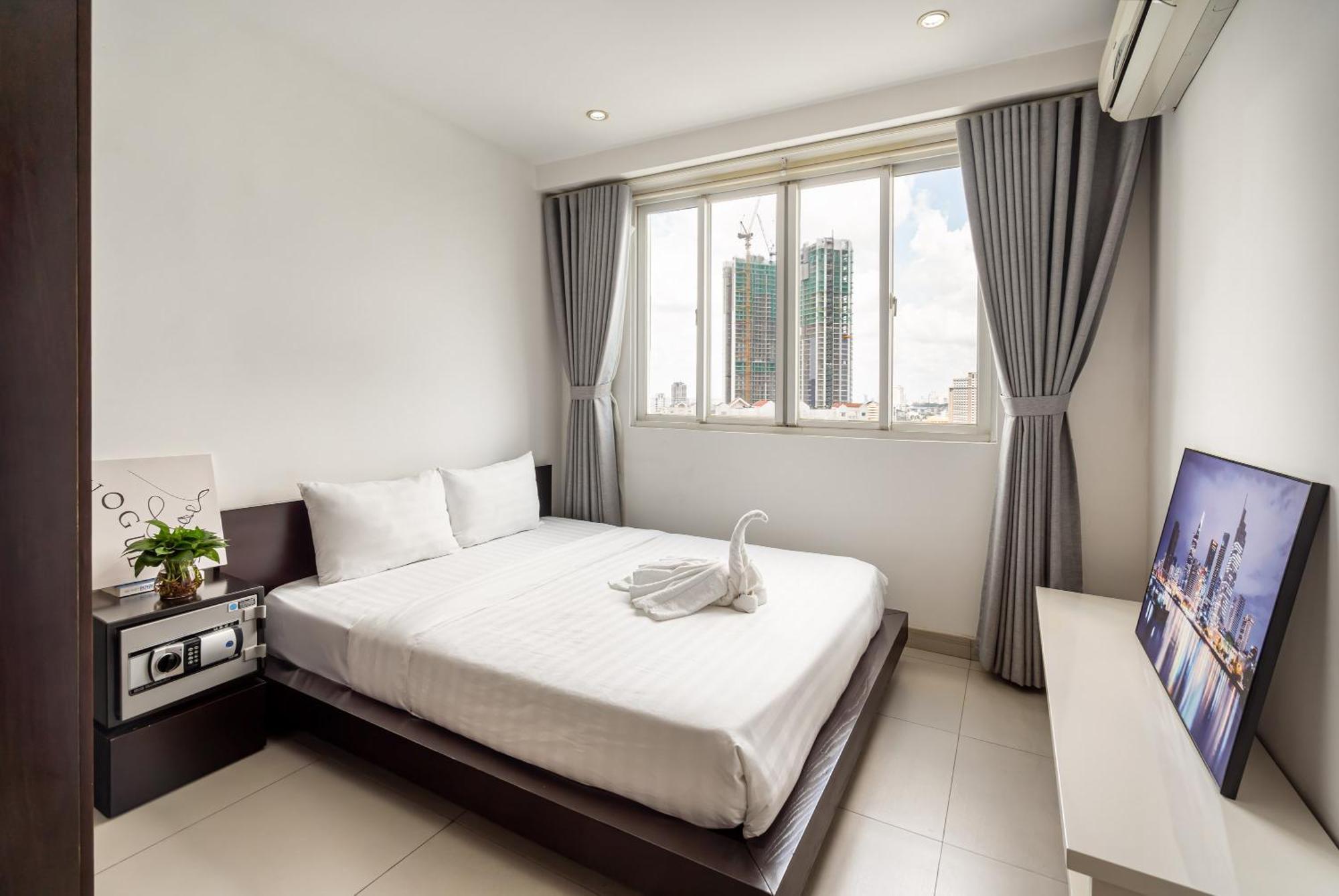 Apartment Otis - Balcony View - Steps From Bui Vien - International Plaza Building - District 1
