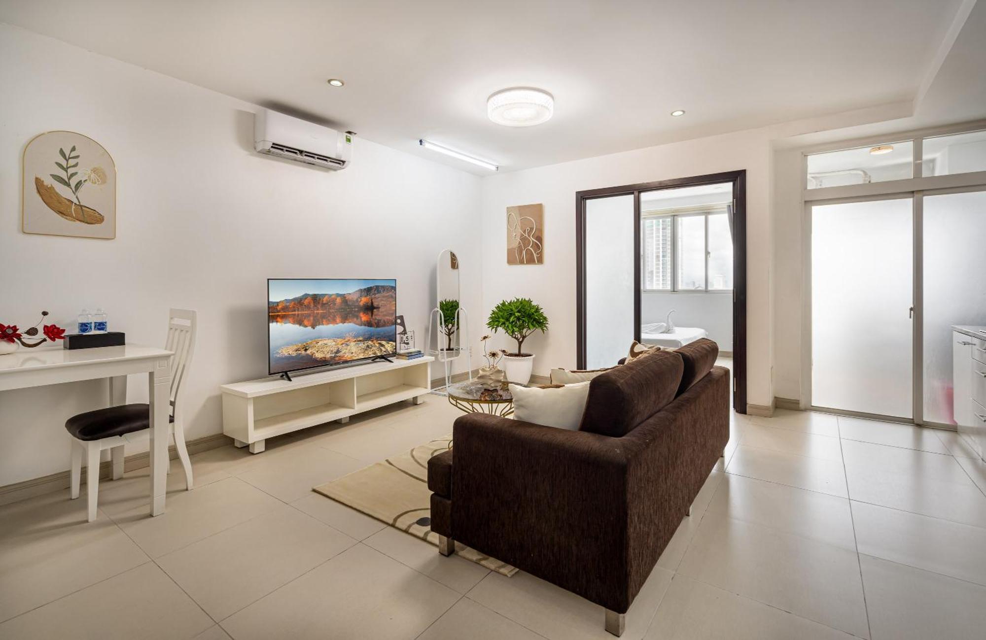 Otis - Balcony View - Steps From Bui Vien - International Plaza Building - District 1 Apartment