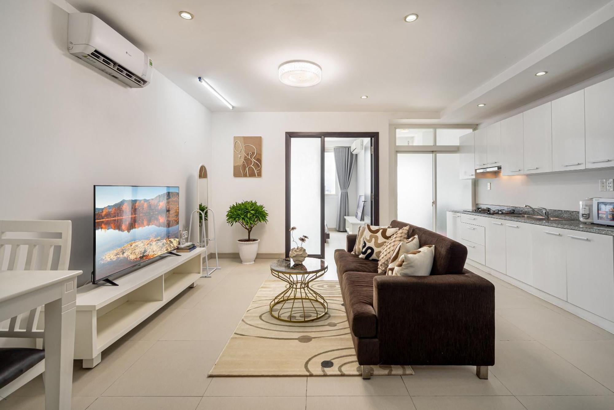 Otis - Balcony View - Steps From Bui Vien - International Plaza Building - District 1 Apartment *