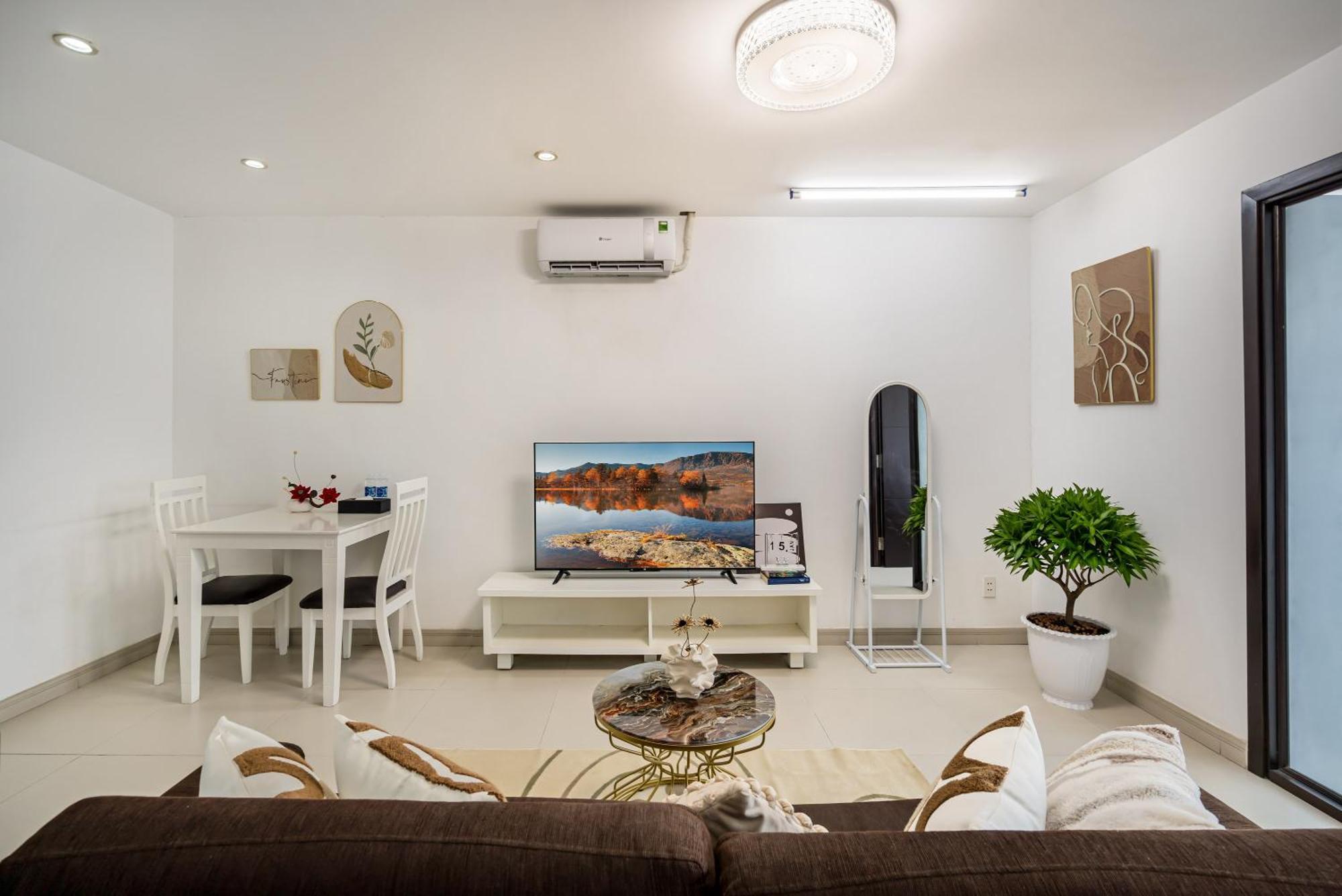 Apartment Otis - Balcony View - Steps From Bui Vien - International Plaza Building - District 1 *
