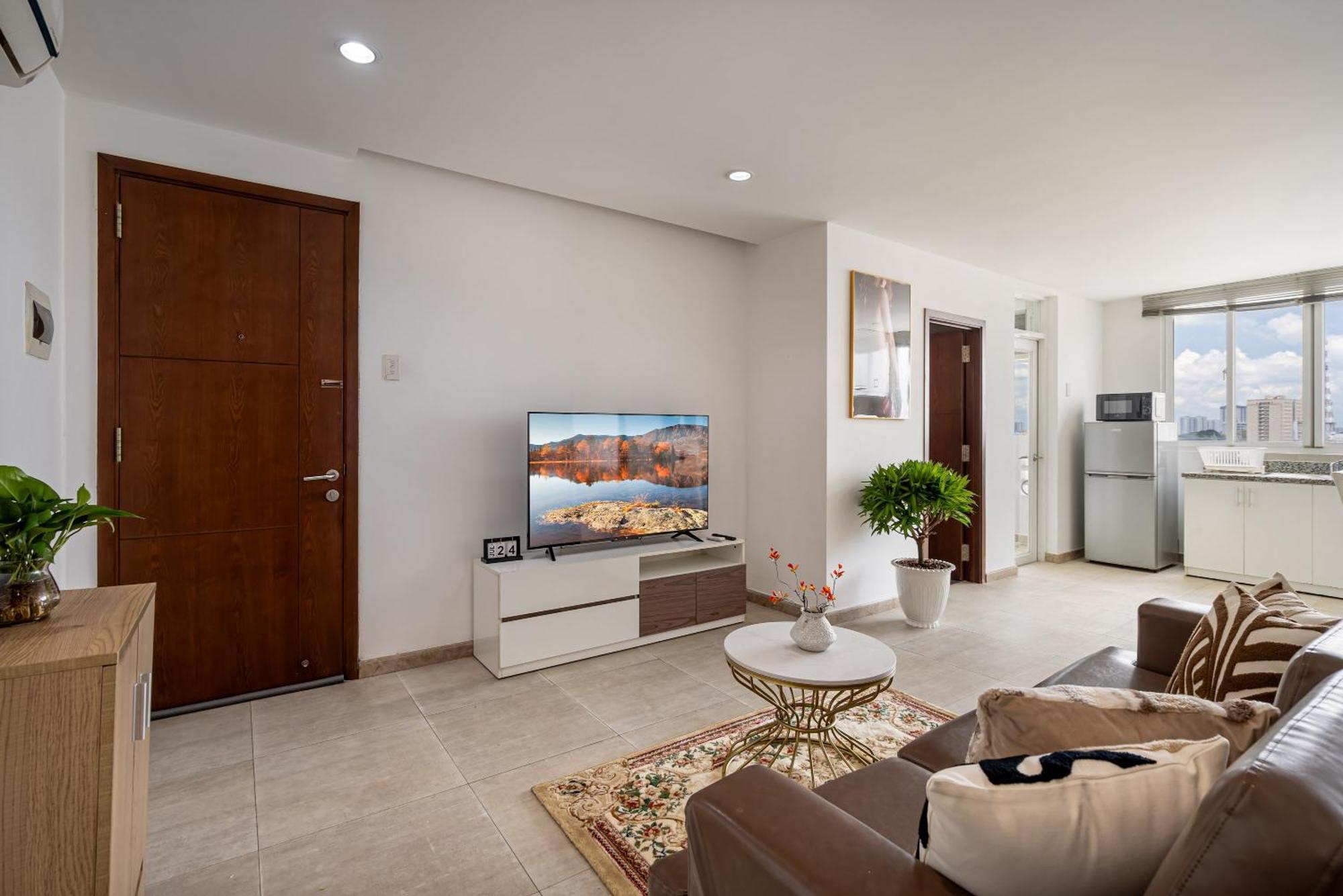Otis - Balcony View - Steps From Bui Vien - International Plaza Building - District 1 Apartment Ho Chi Minh City