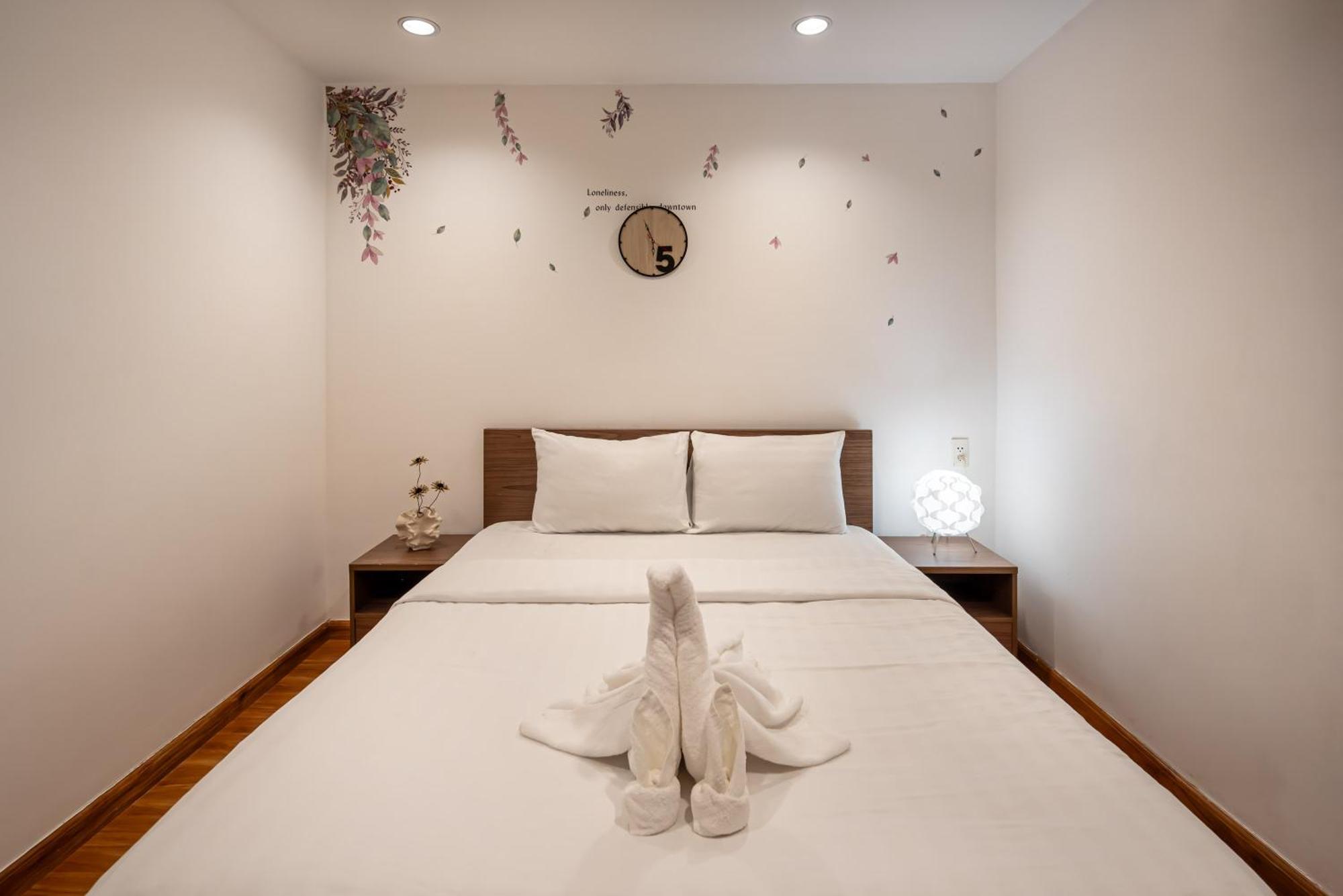 Apartment Otis - Balcony View - Steps From Bui Vien - International Plaza Building - District 1 Ho Chi Minh City