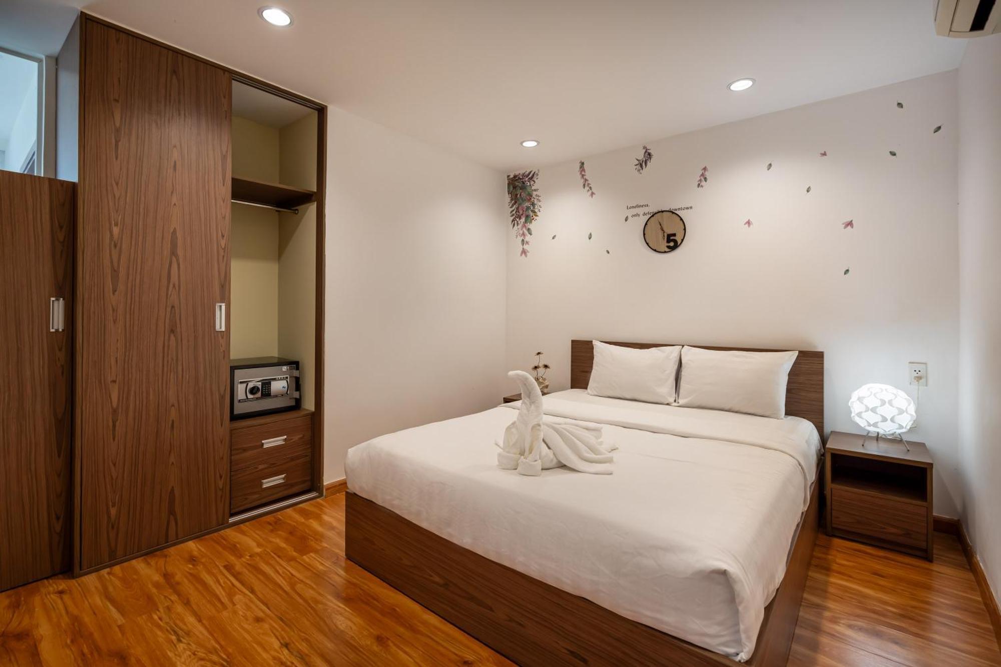 Otis - Balcony View - Steps From Bui Vien - International Plaza Building - District 1 *