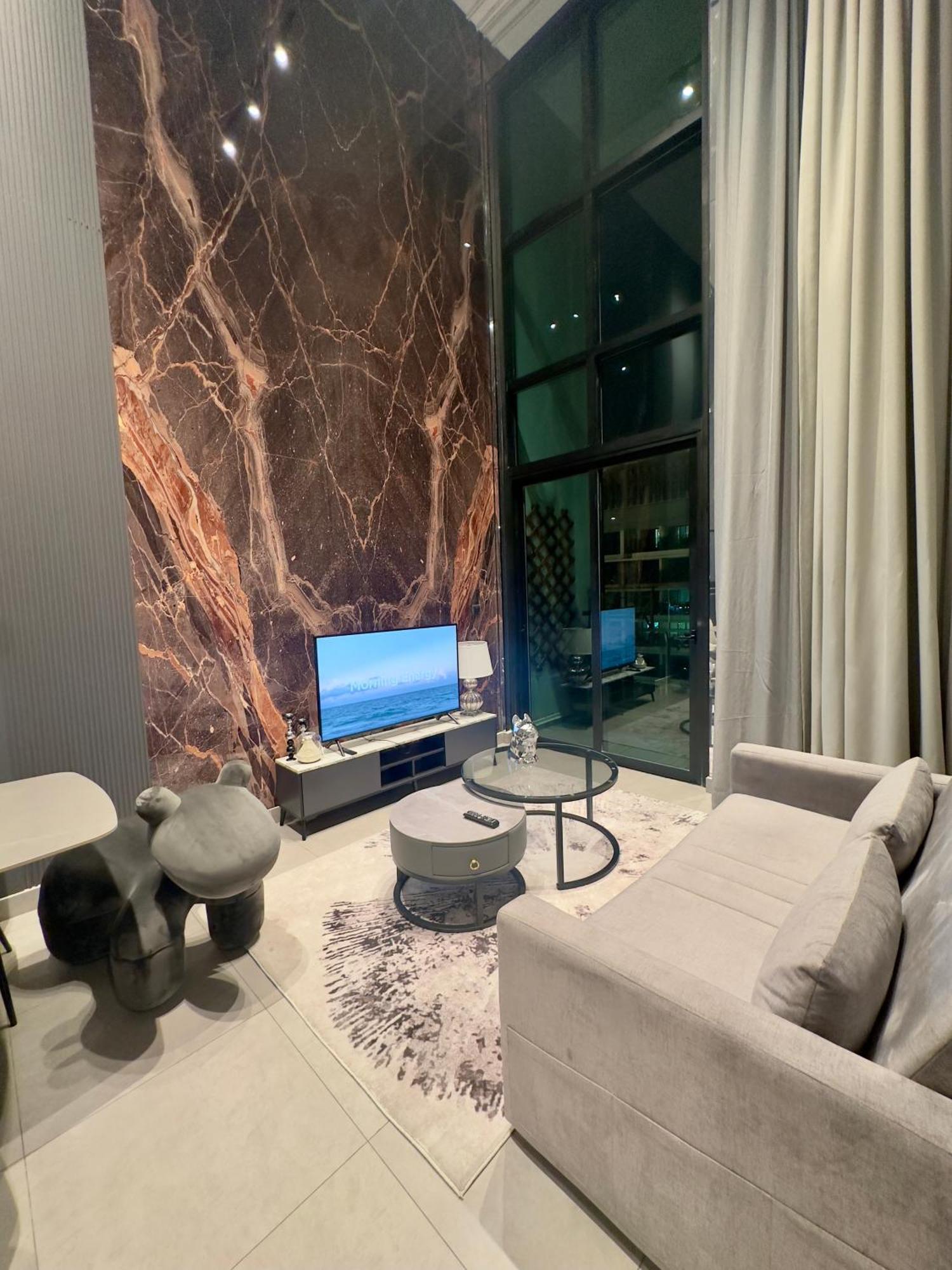 Feliz Luxurry Duplex Saigon Apartment *