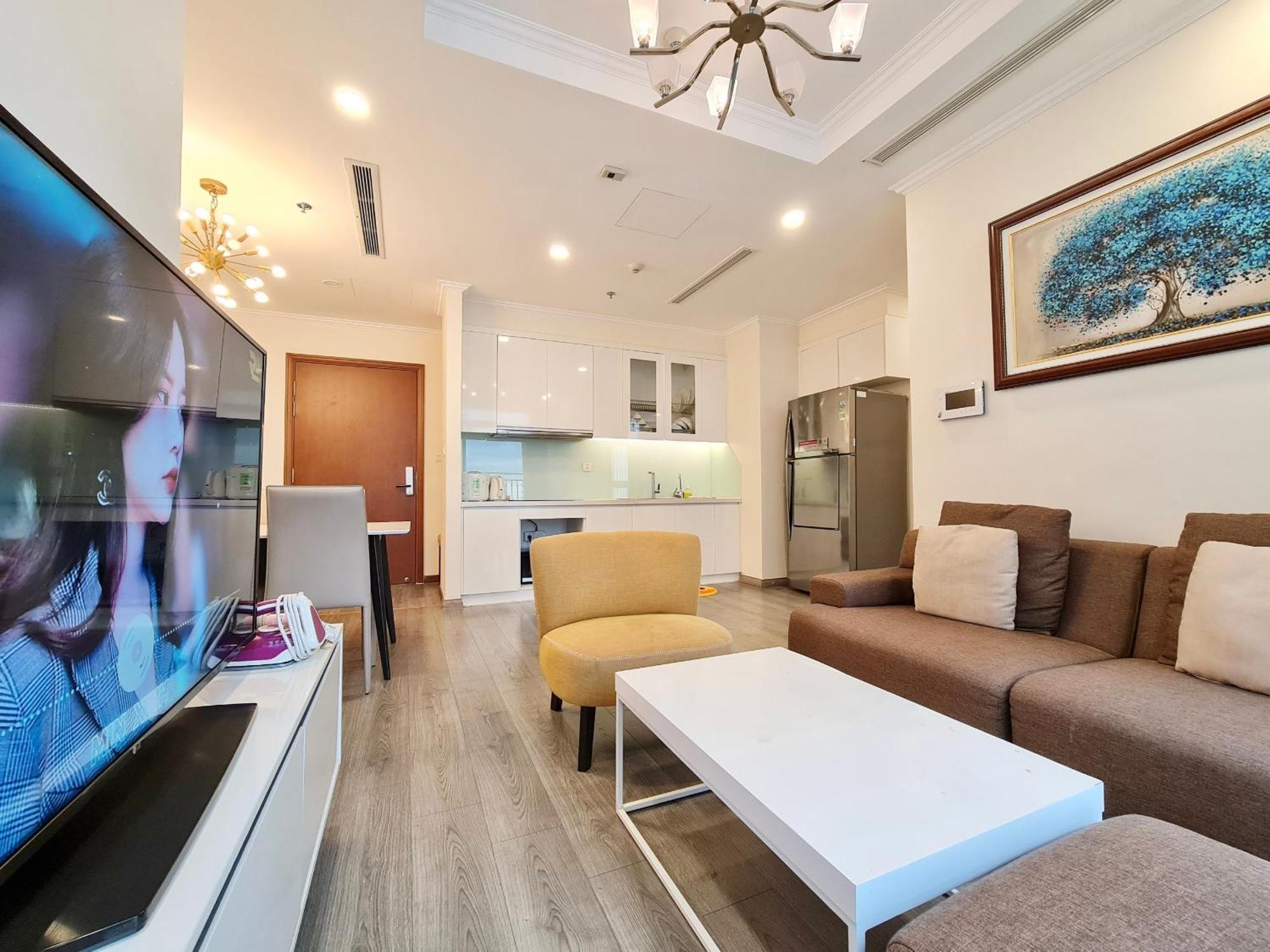 2 Bed At Landmark Plus - Vinhomes Apartment *