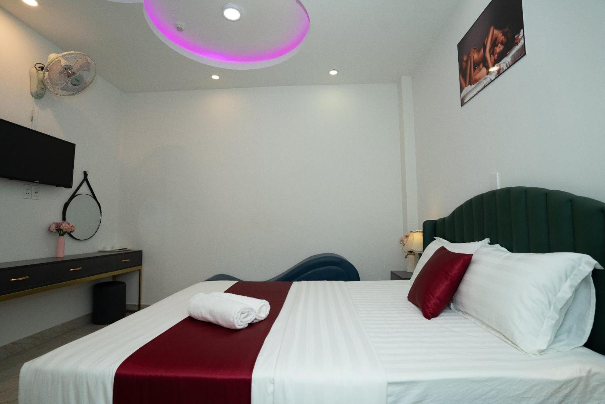 Eros - Phan Huy Ich Hotel 2*