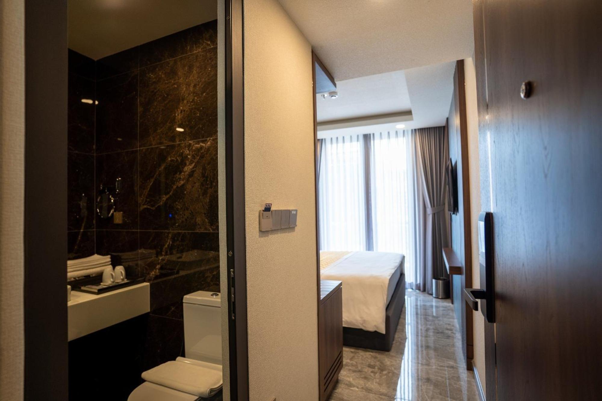 The Moon Hotel 2*