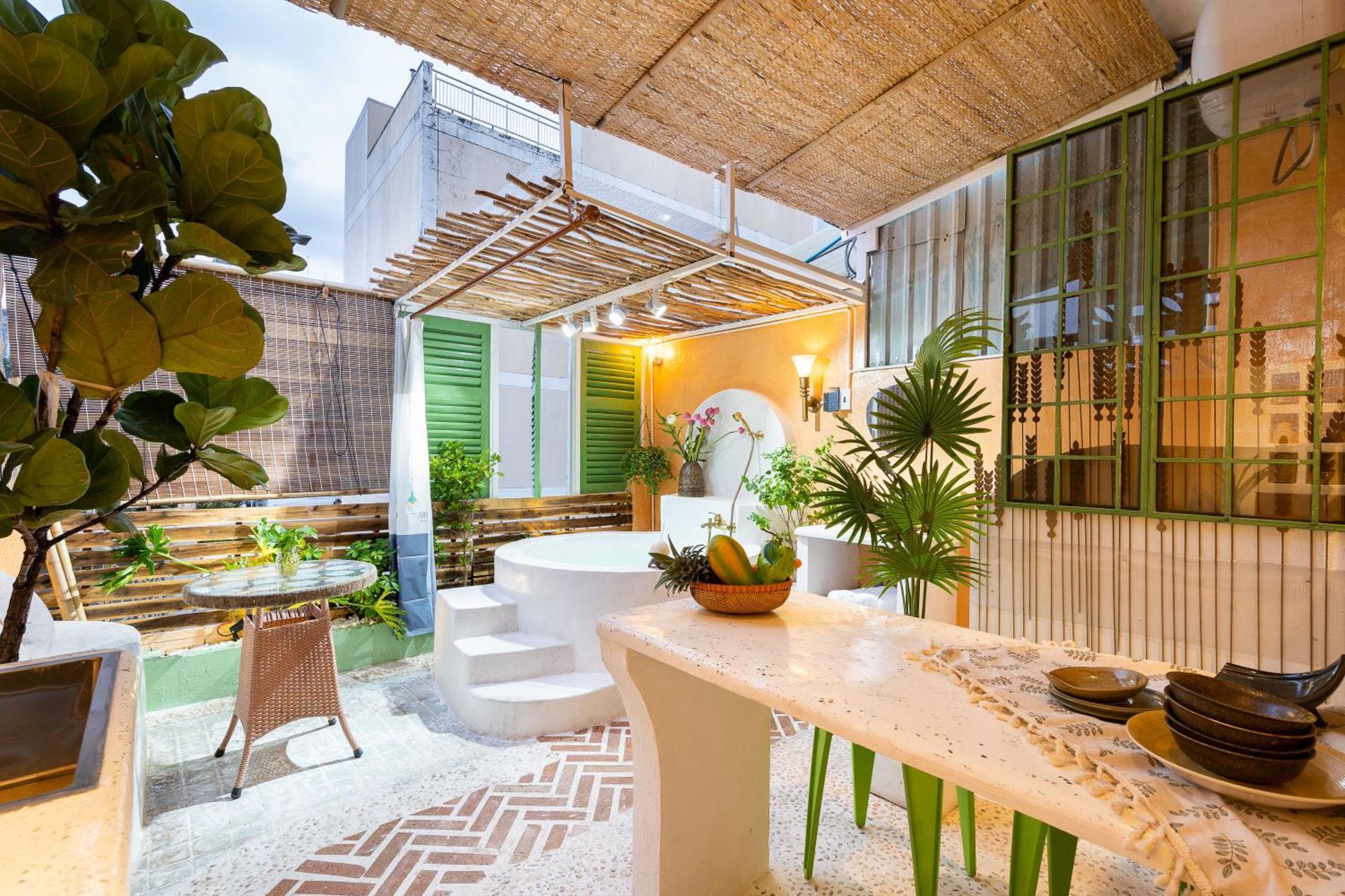 Center - Rooftop - Outdoor Bathtub Apartment