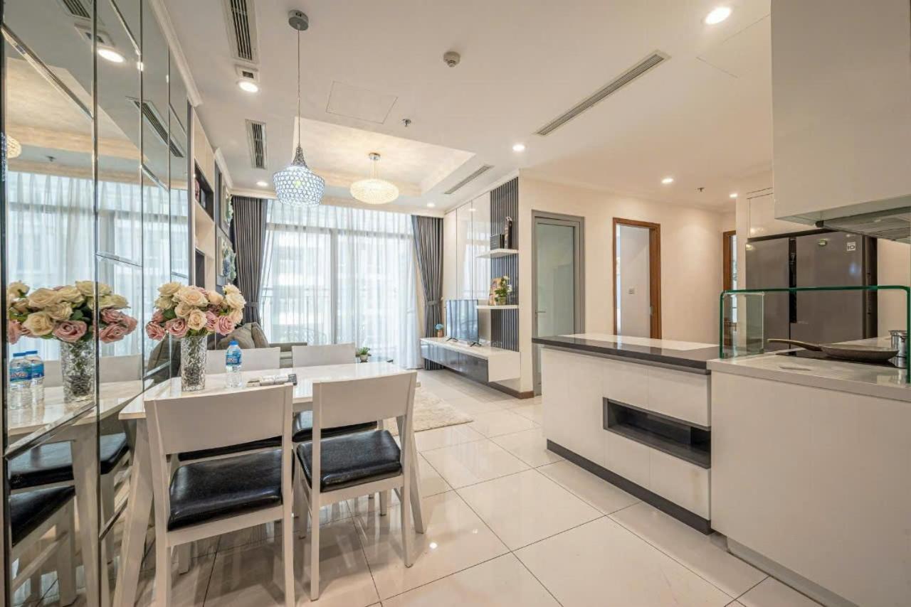 1 Phong Ngu Landmark 81 Vinhome Apartment *