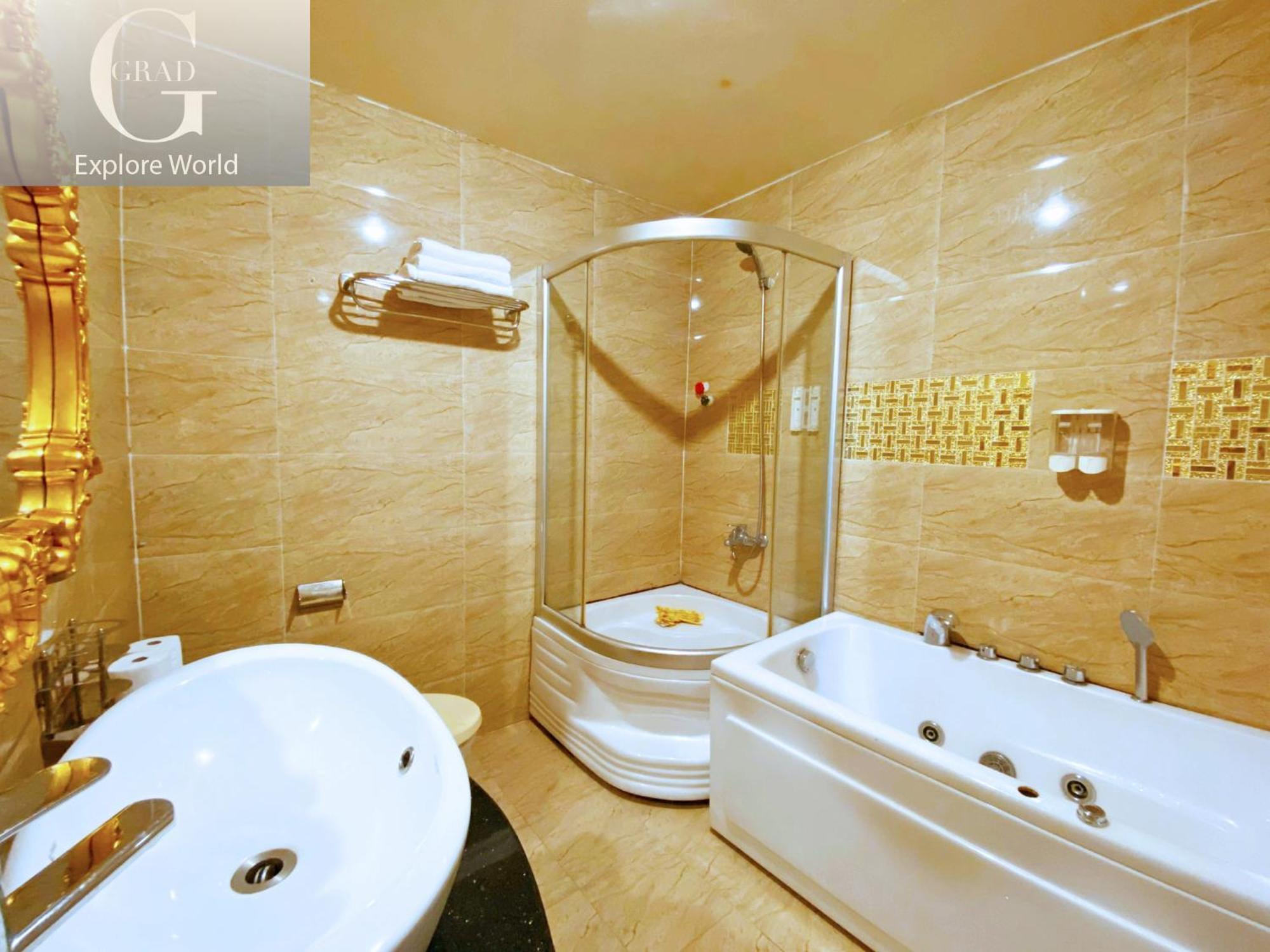 Grad Crowne - Bui Vien Khách sạn 3*
