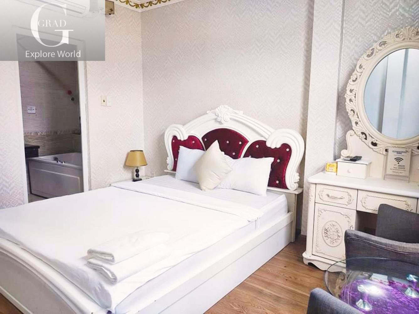 Grad Crowne - Bui Vien Khách sạn 3*