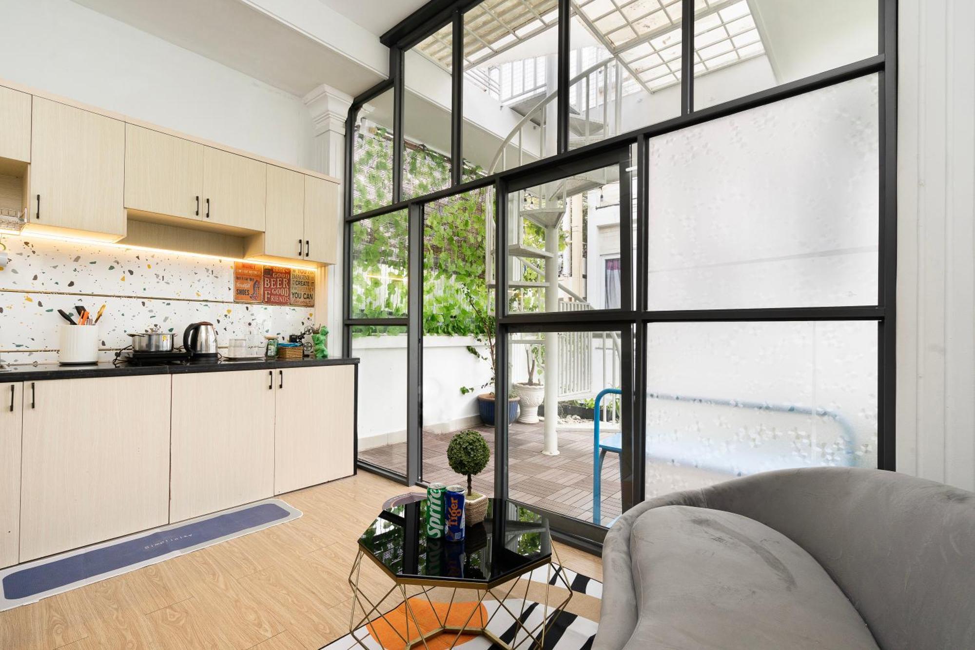 Cozy Studio With Large Balcony In Central Bui Vien District 1 Apartment *