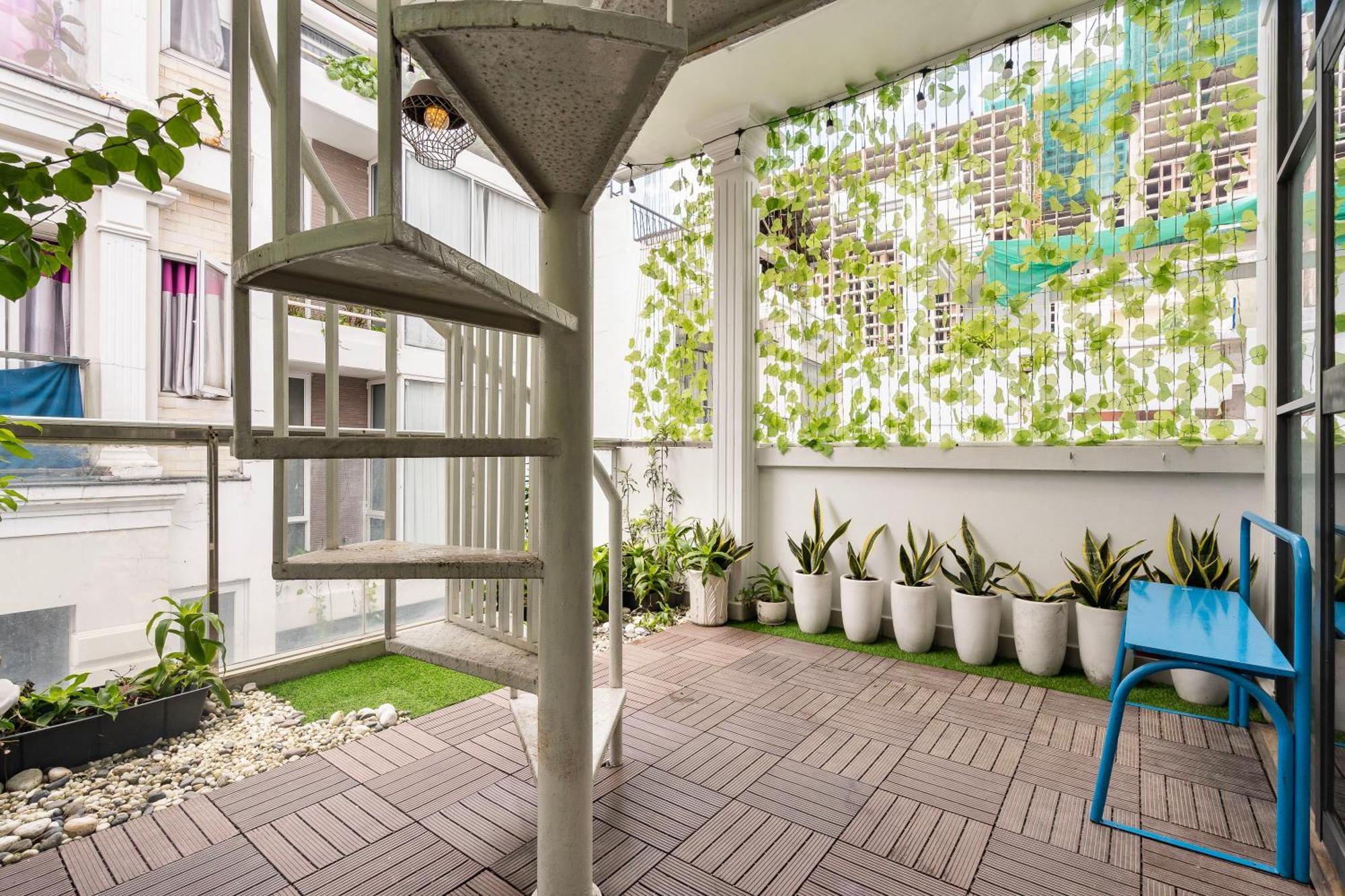 Cozy Studio With Large Balcony In Central Bui Vien District 1 Ho Chi Minh City