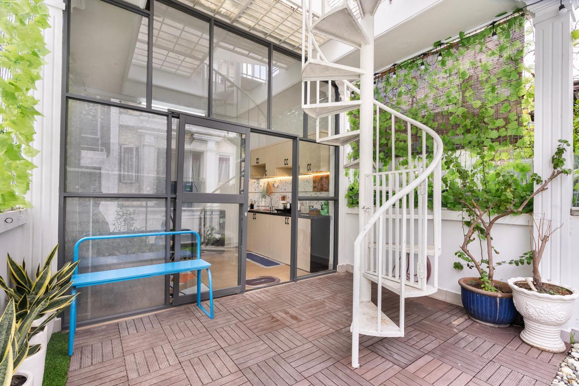 Apartment Cozy Studio With Large Balcony In Central Bui Vien District 1 Ho Chi Minh City