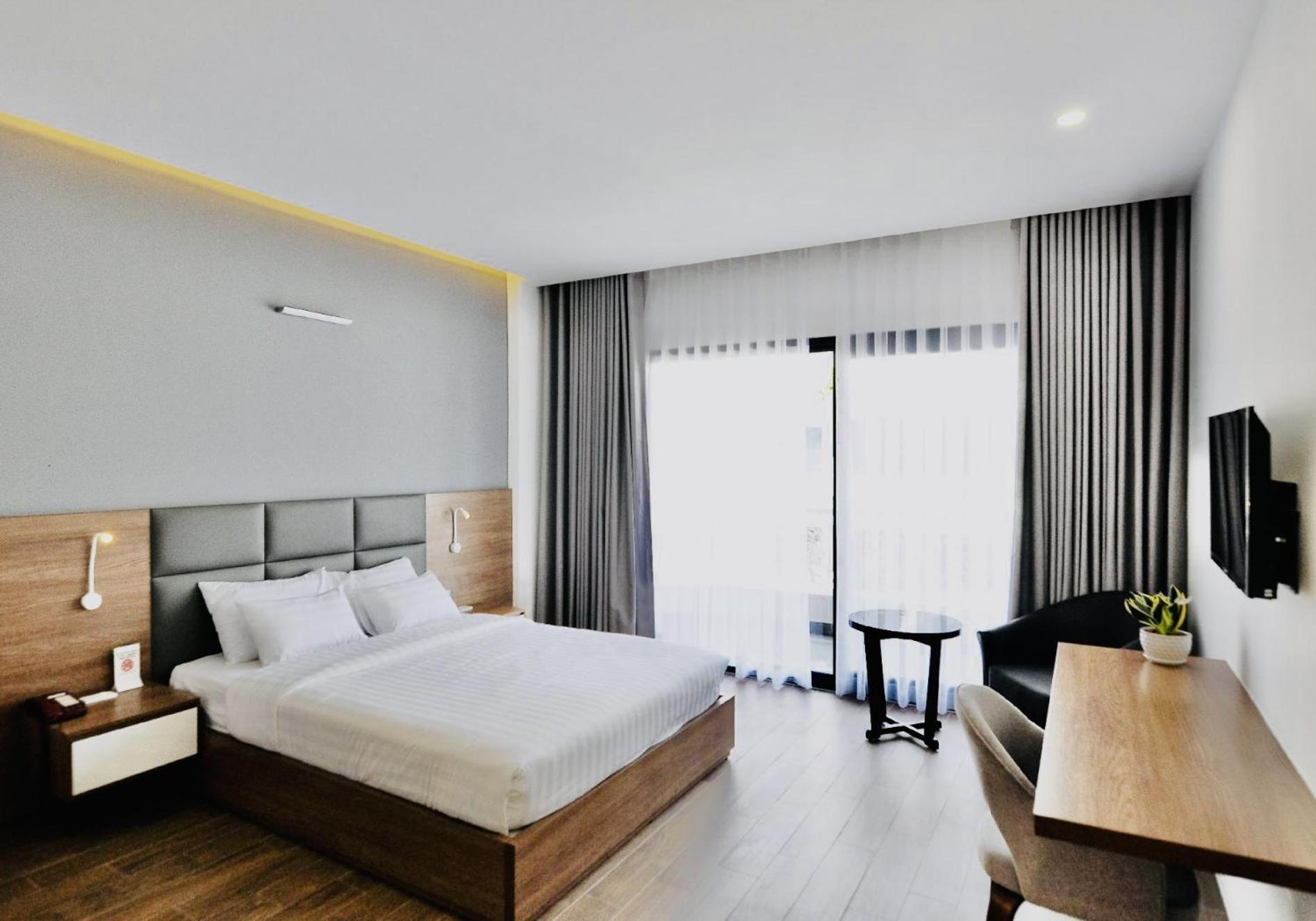 Royal Dragon Boutique Tan Binh 3*