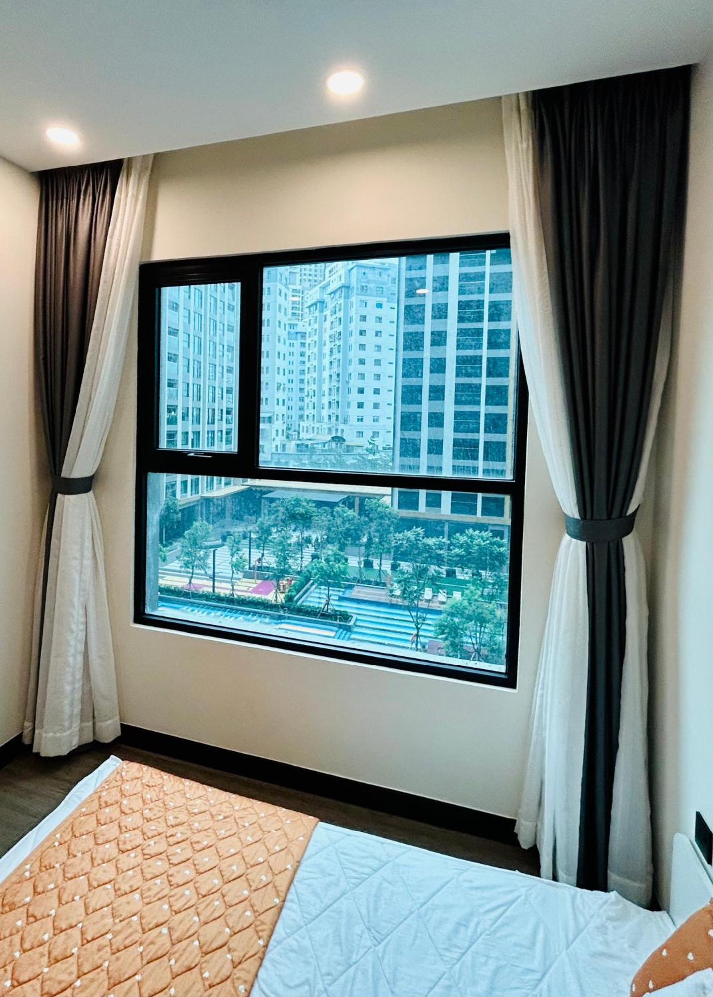 Delasol Garden By The Pool Near Center D4 Hcmc Apartment *