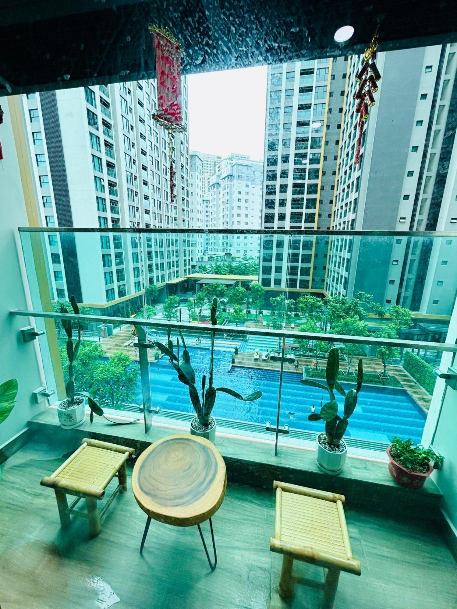 Delasol Garden By The Pool Near Center D4 Hcmc Apartment